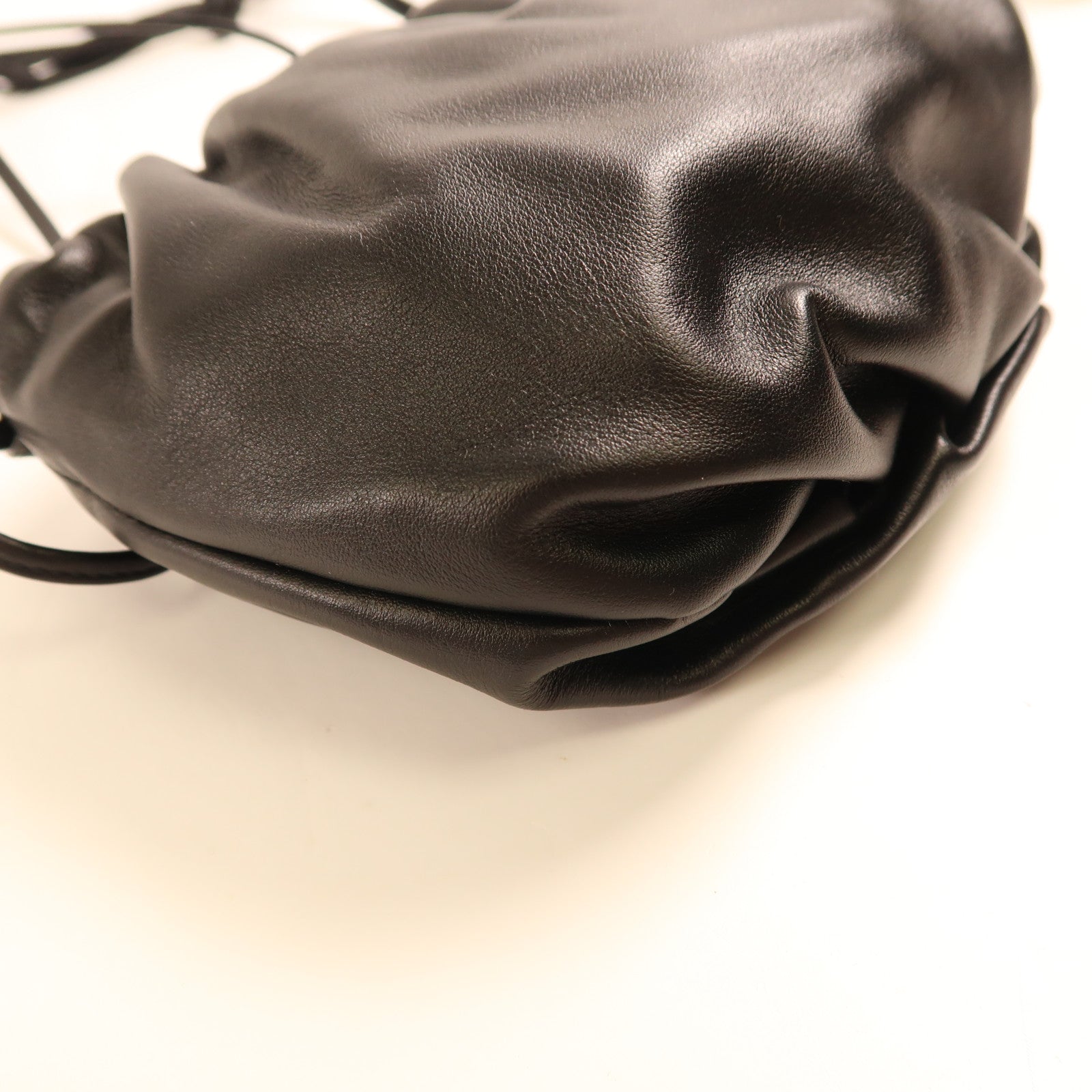 BOTTEGA VENETA 羊皮皮革The Bulb Mini Pouch金扣肩背袋