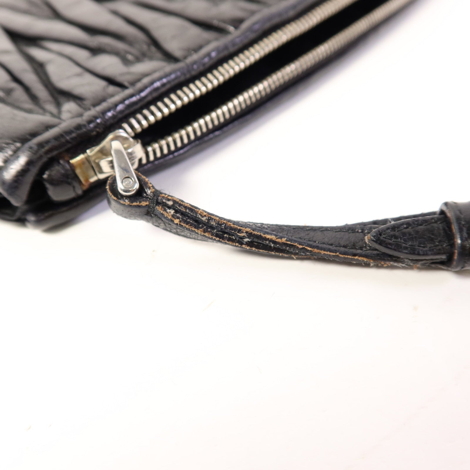 Miu Miu 牛皮皮革Pouch銀扣小袋