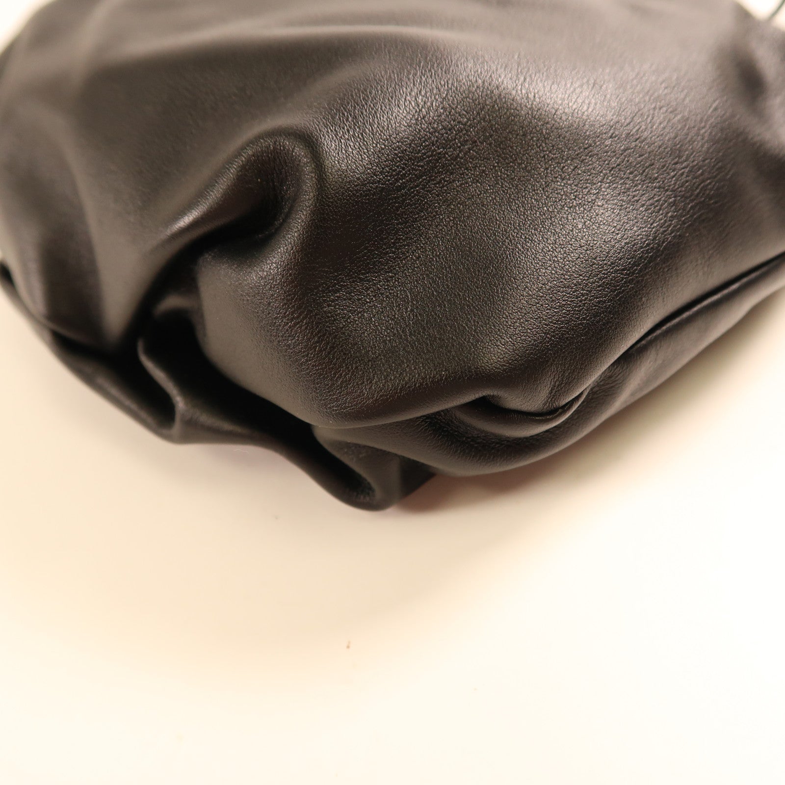 BOTTEGA VENETA 羊皮皮革The Bulb Mini Pouch金扣肩背袋