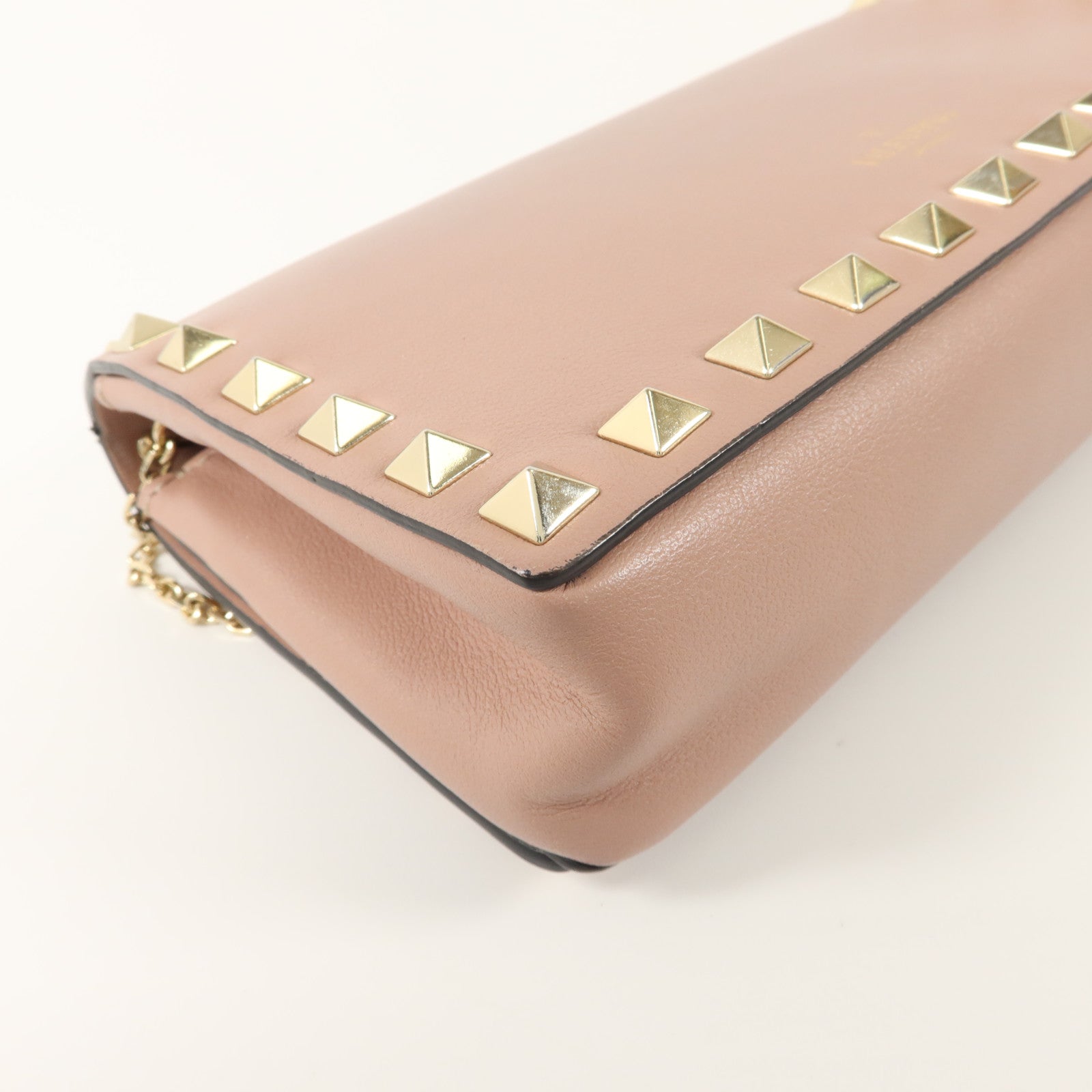 Valentino 牛皮皮革Rockstud WOC鏈帶肩背袋