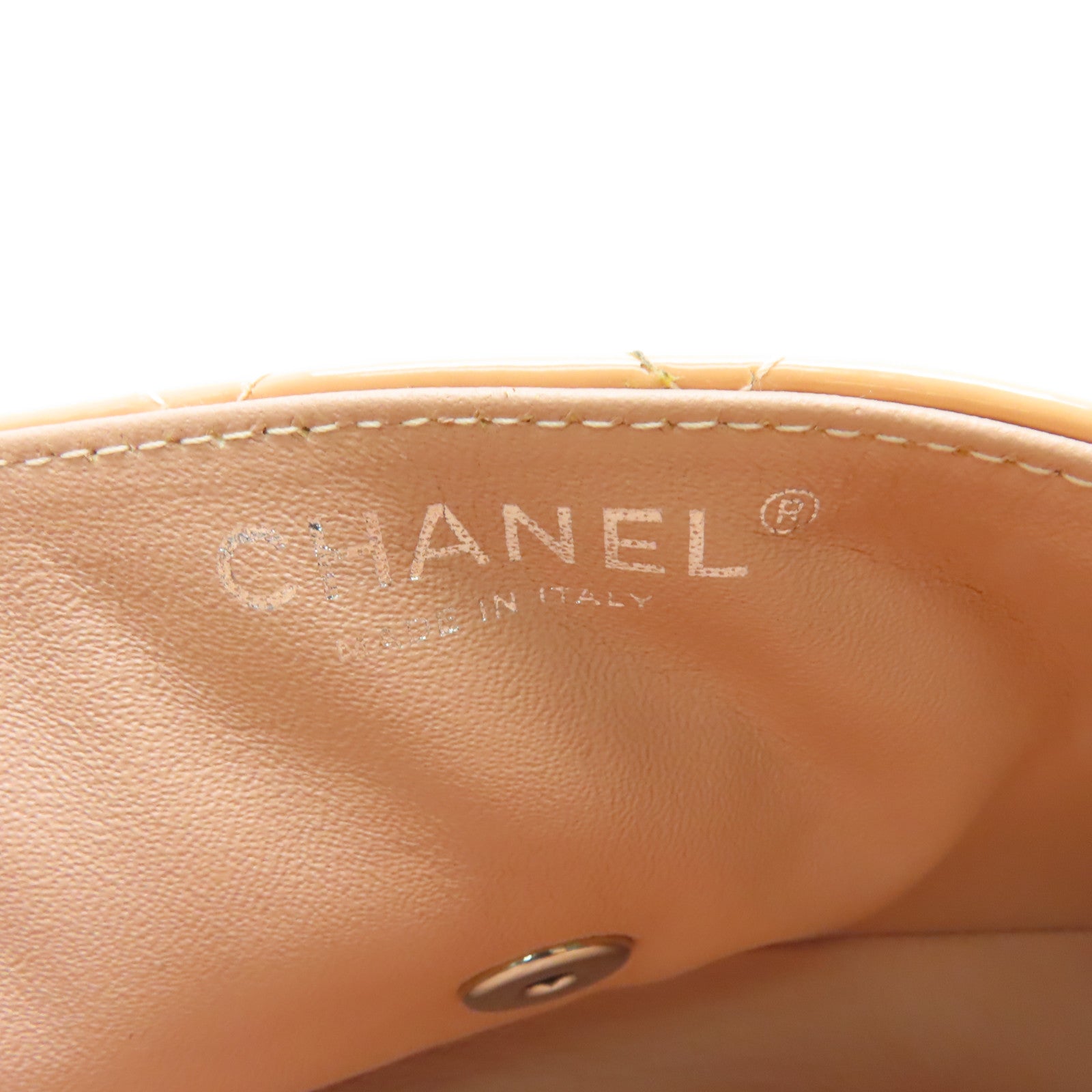 CHANEL 【清倉大減價】菱格漆皮皮革Chain Shoulder銀扣鏈帶肩背袋米色