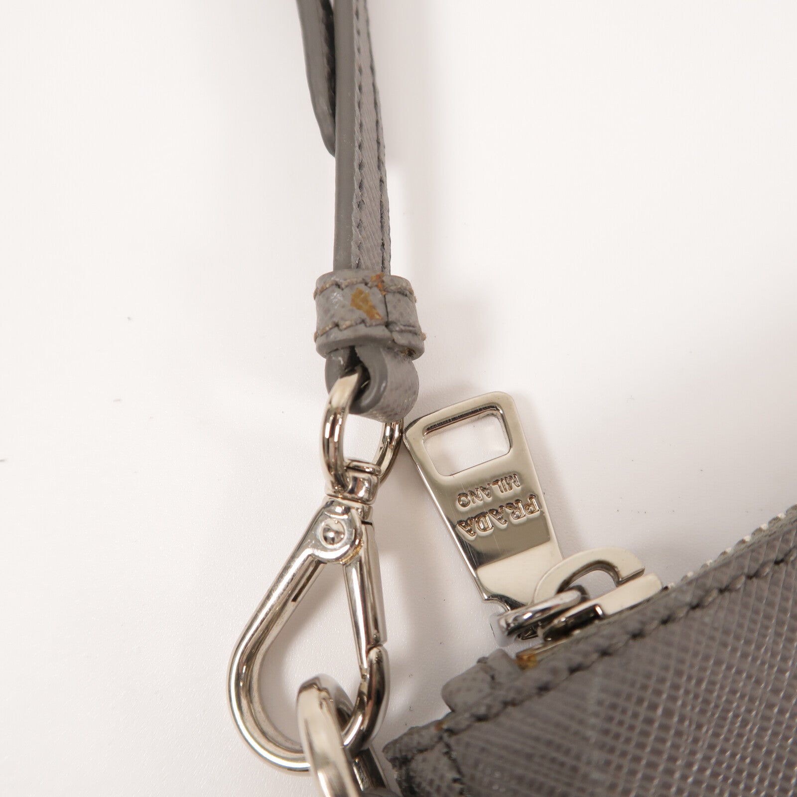 PRADA 牛皮皮革Pouch肩背袋