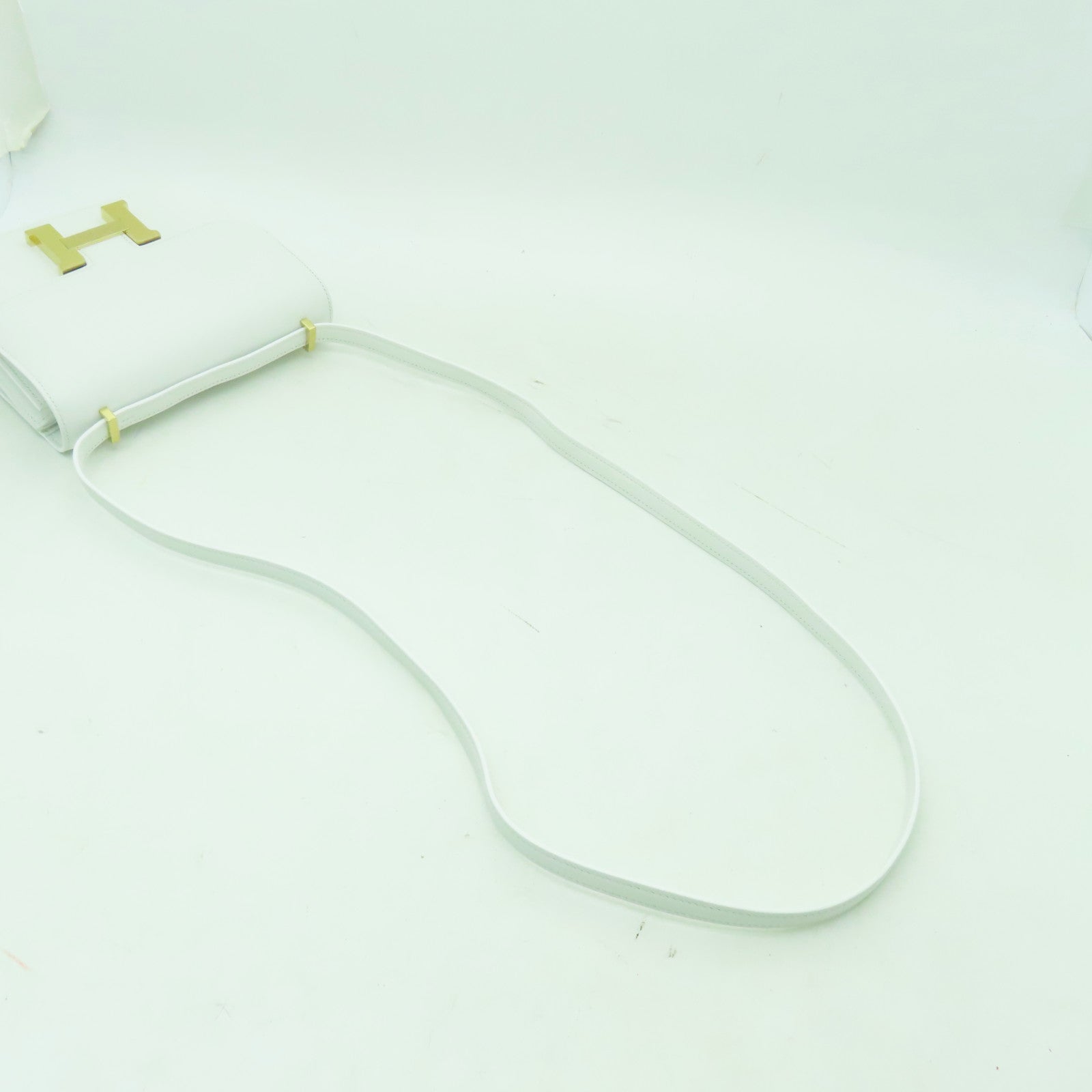HERMES 【清倉大減價】Swift皮革Constance Mini III金扣肩背袋白色