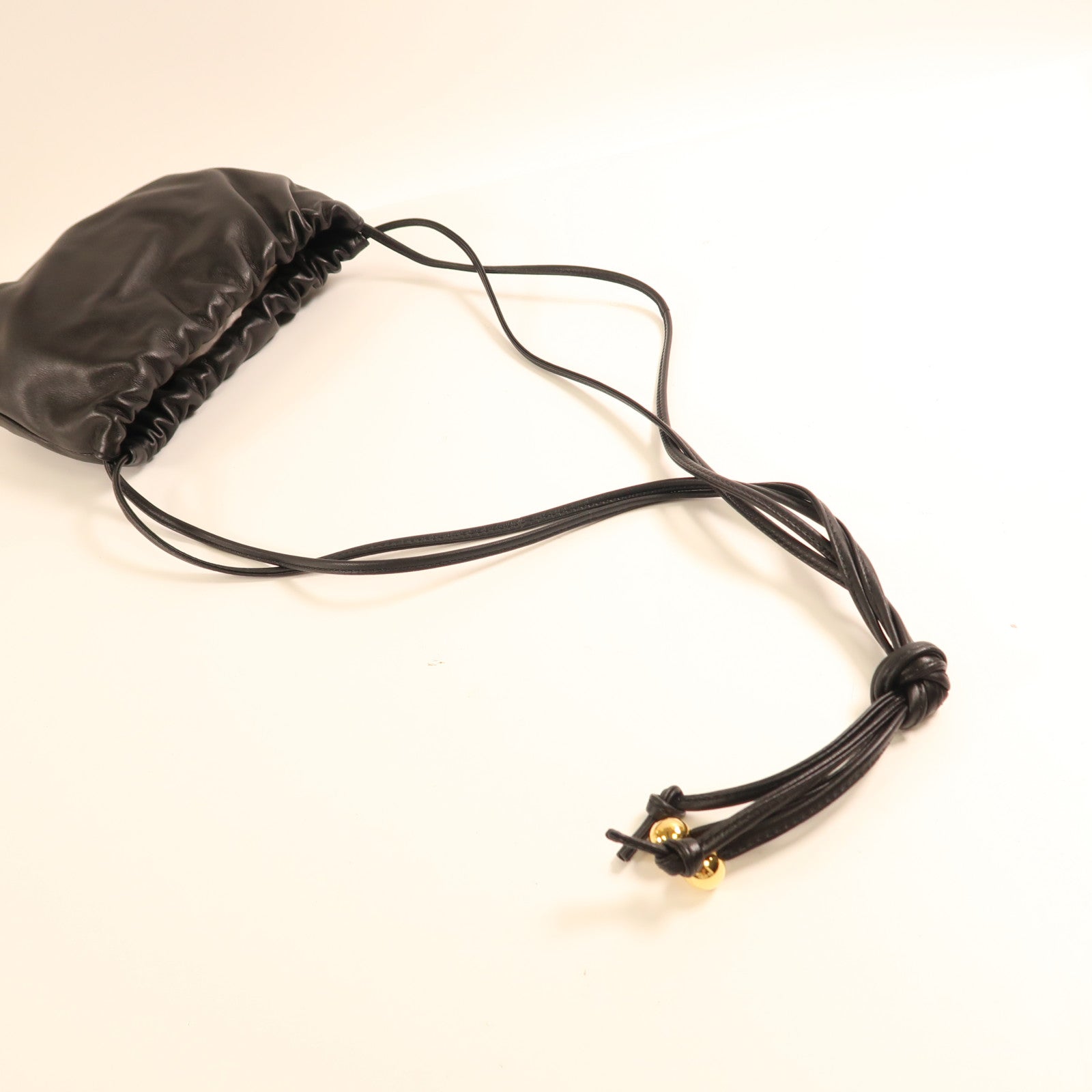 BOTTEGA VENETA 羊皮皮革The Bulb Mini Pouch金扣肩背袋