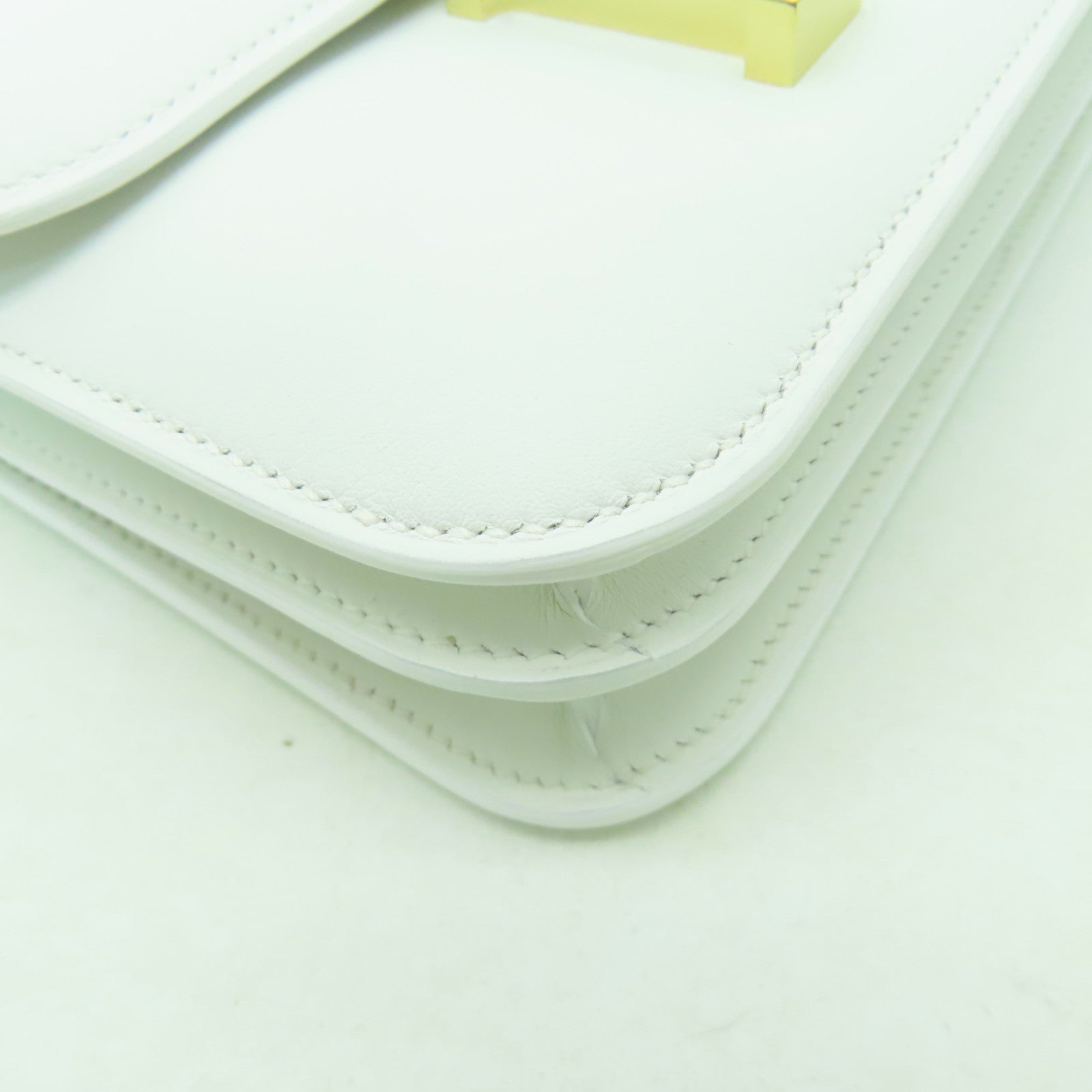 HERMES 【清倉大減價】Swift皮革Constance Mini III金扣肩背袋白色
