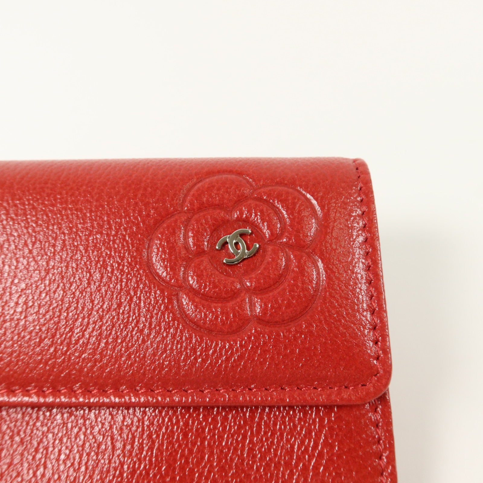 CHANEL 牛皮皮革Camellia銀扣卡片套