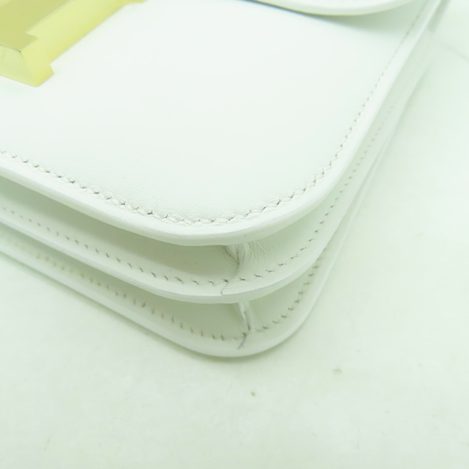 HERMES 【清倉大減價】Swift皮革Constance Mini III金扣肩背袋白色