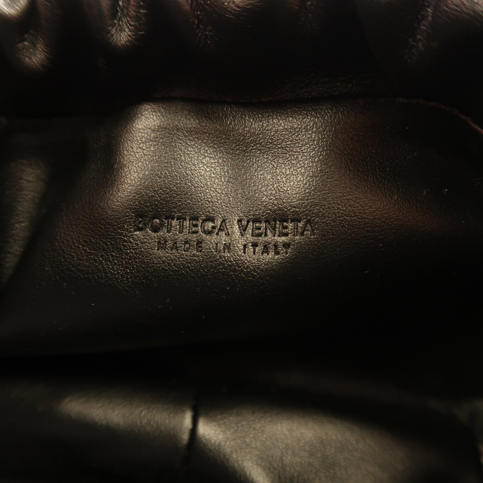 BOTTEGA VENETA 羊皮皮革The Bulb Mini Pouch金扣肩背袋