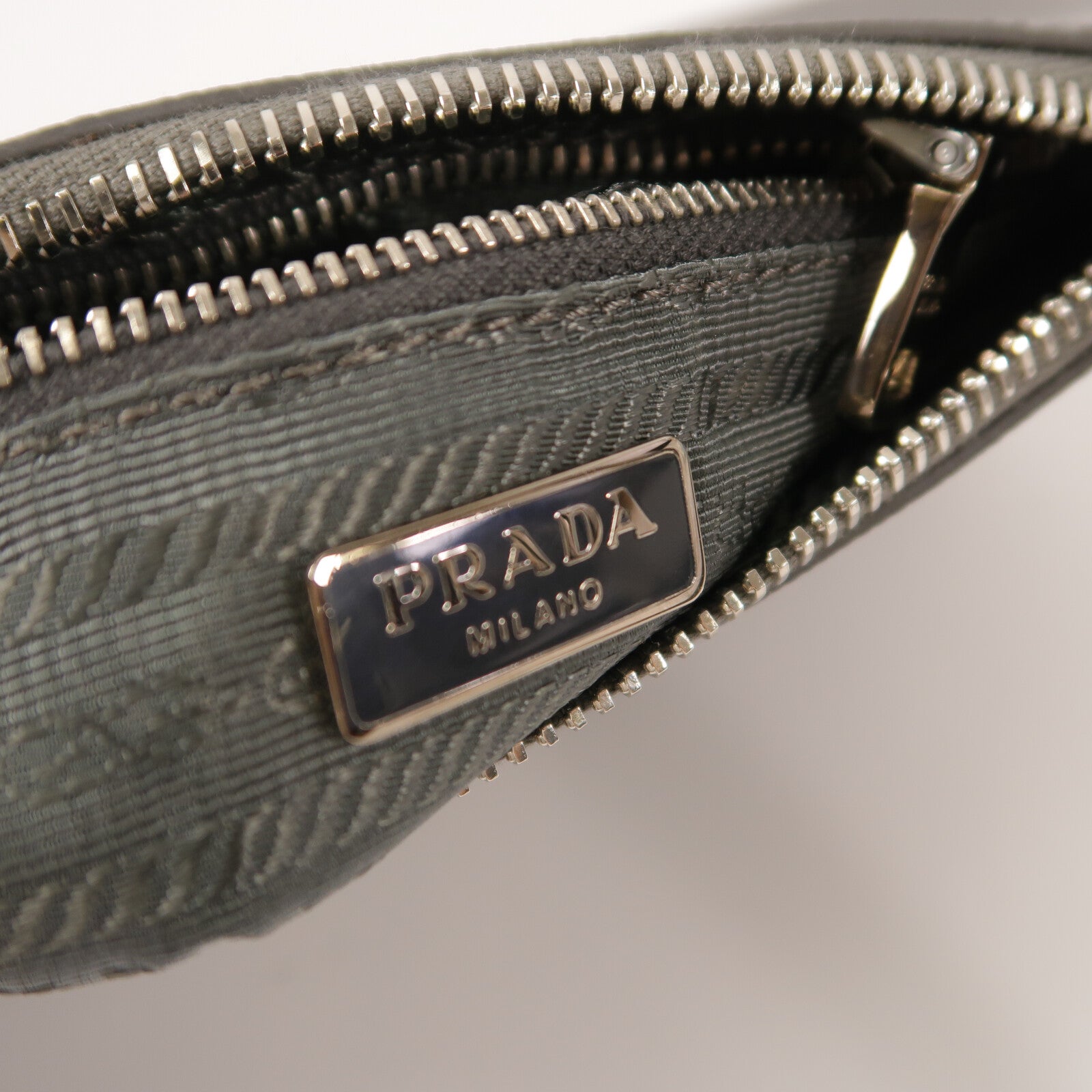 PRADA 牛皮皮革Pouch肩背袋