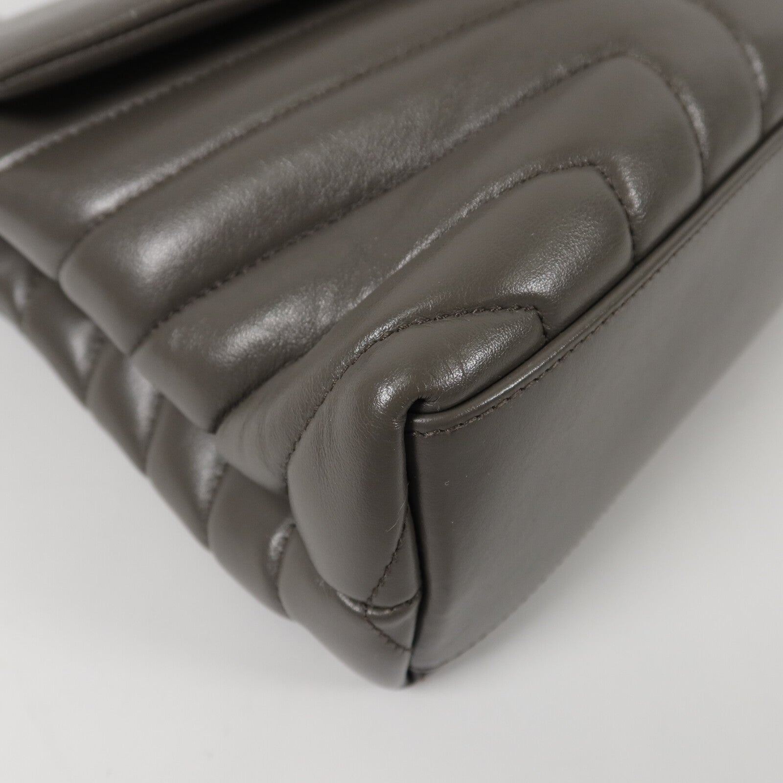 YVES SAINT LAURENT 牛皮皮革Lou Lou Small鏈帶肩背袋