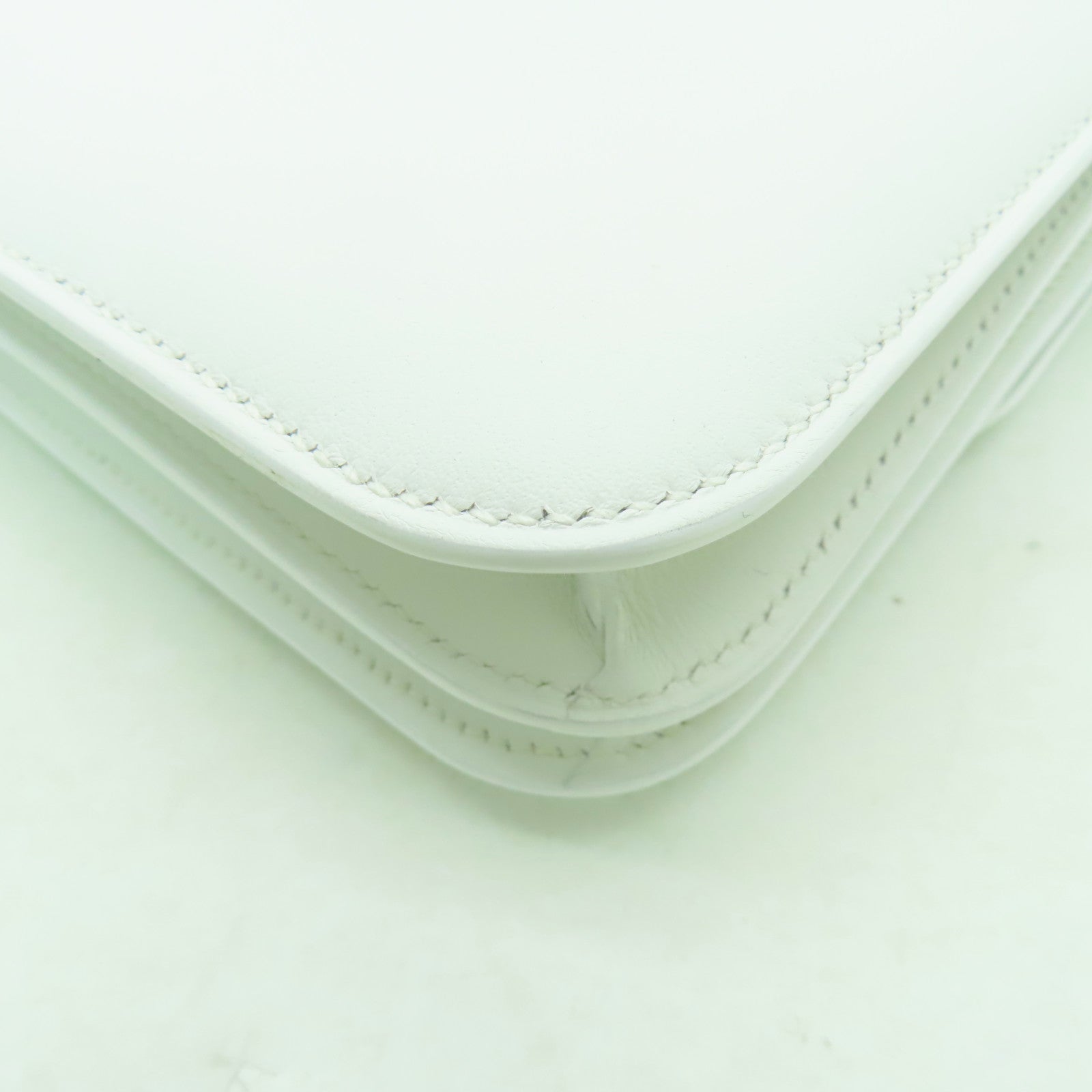 HERMES 【清倉大減價】Swift皮革Constance Mini III金扣肩背袋白色