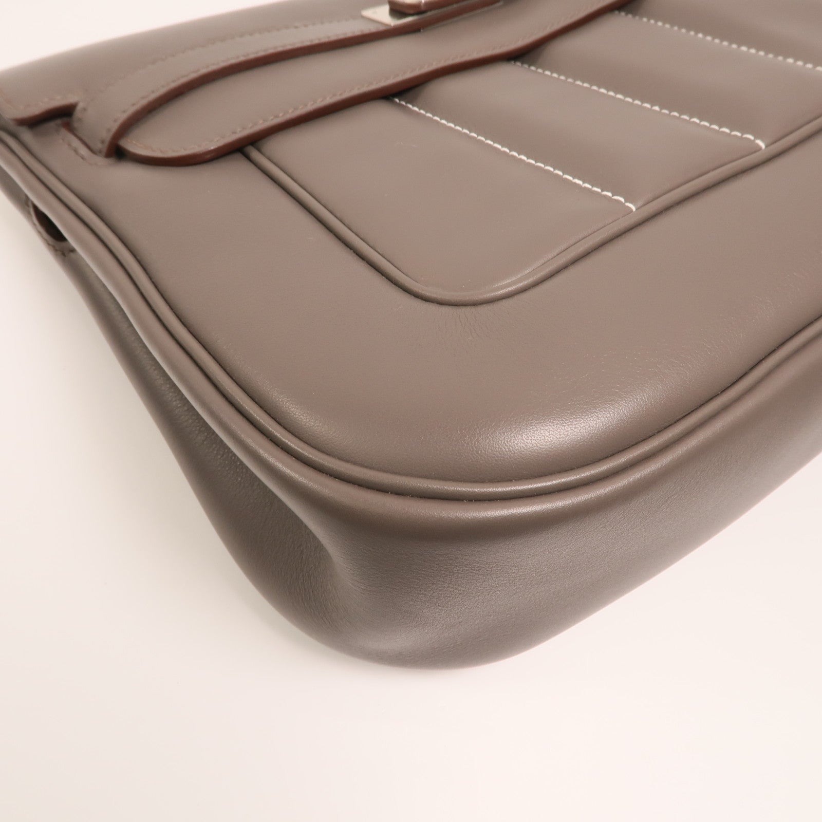 HERMES Swift皮革Berline 28銀扣肩背袋Etain