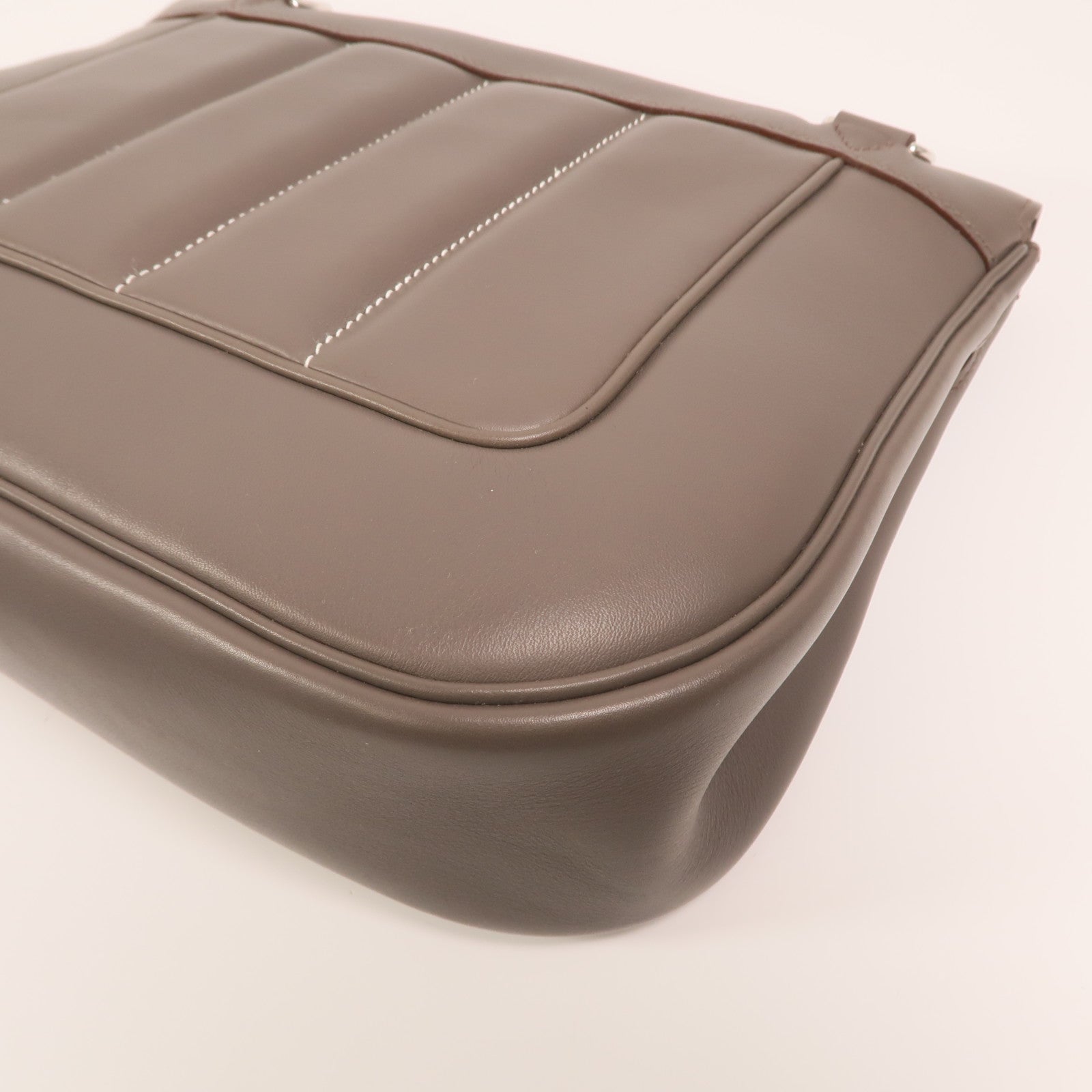 HERMES Swift皮革Berline 28銀扣肩背袋Etain