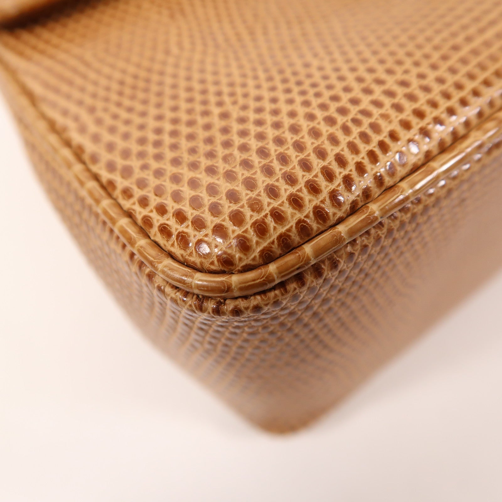 CHANEL 蜥蝪皮革Mini Classic 17金扣肩背袋