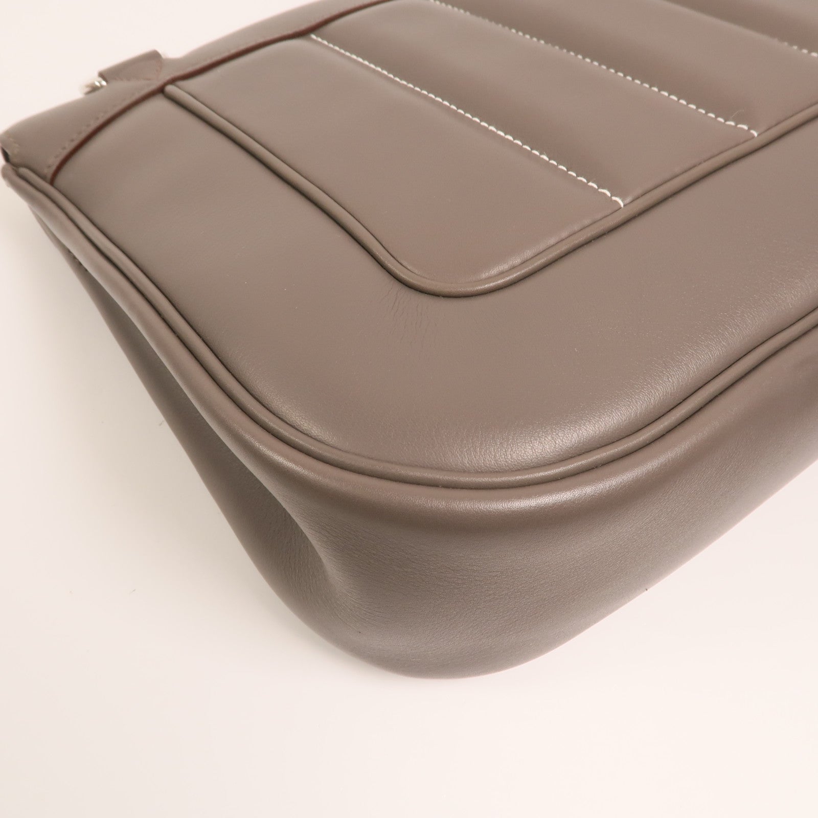 HERMES Swift皮革Berline 28銀扣肩背袋Etain