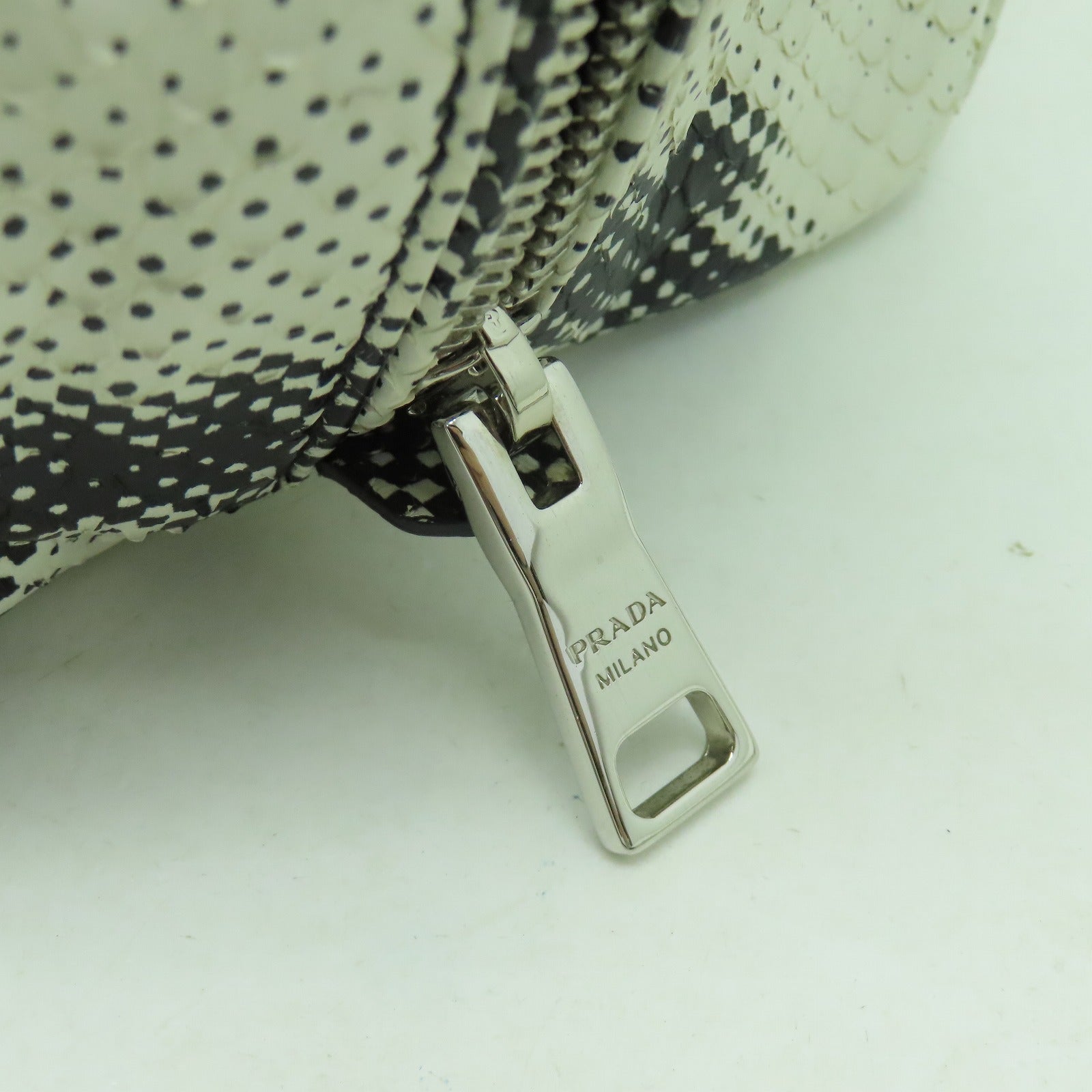 PRADA 蛇皮皮革2 Way Shoulder銀扣手挽肩背兩用袋白色