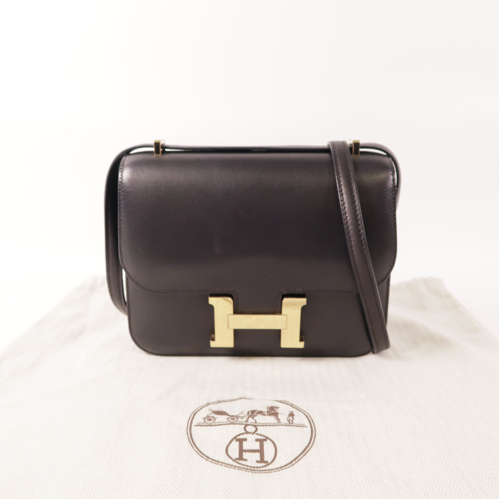 HERMES Evercalf皮革Constance 24金扣肩背袋Bleu Indigo