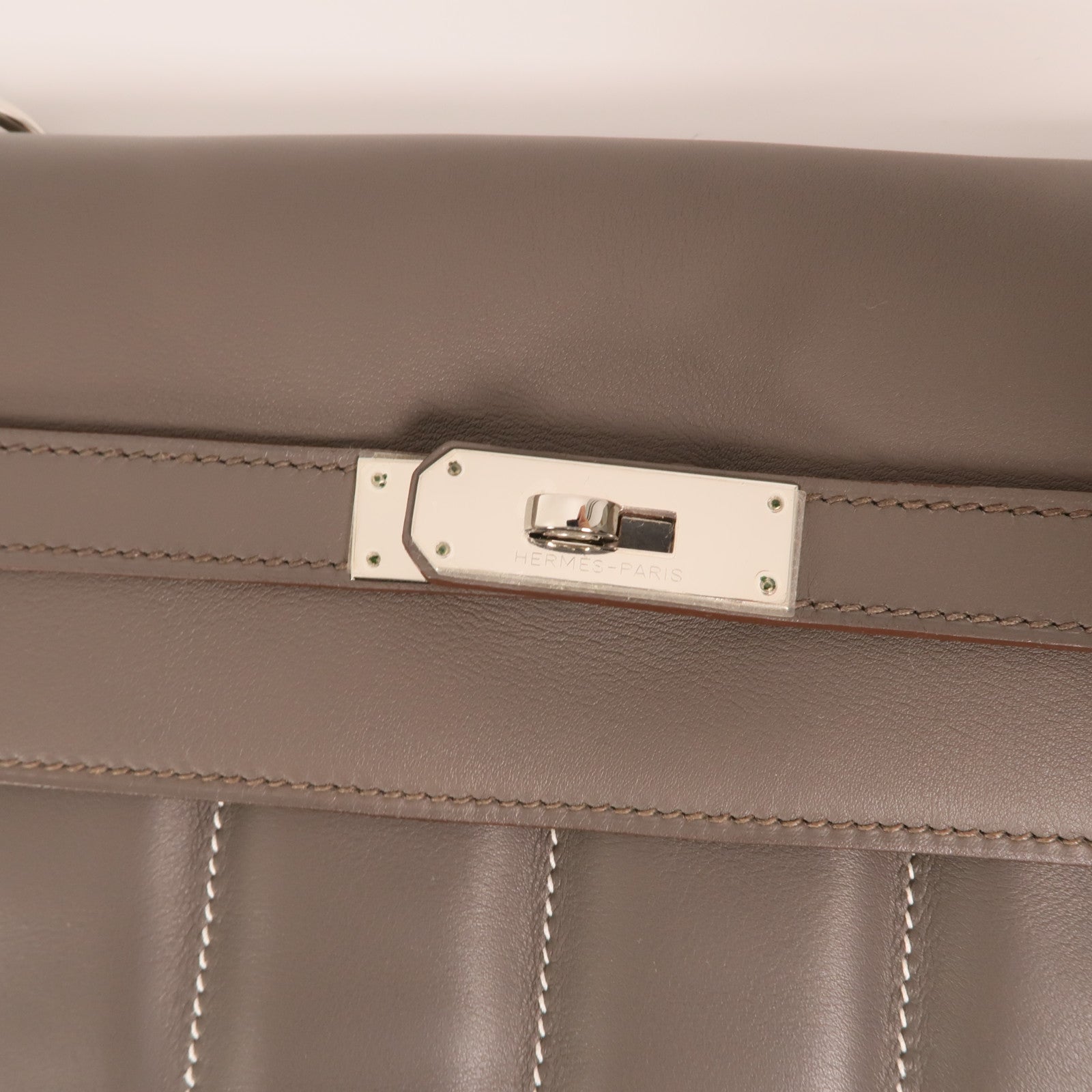 HERMES Swift皮革Berline 28銀扣肩背袋Etain