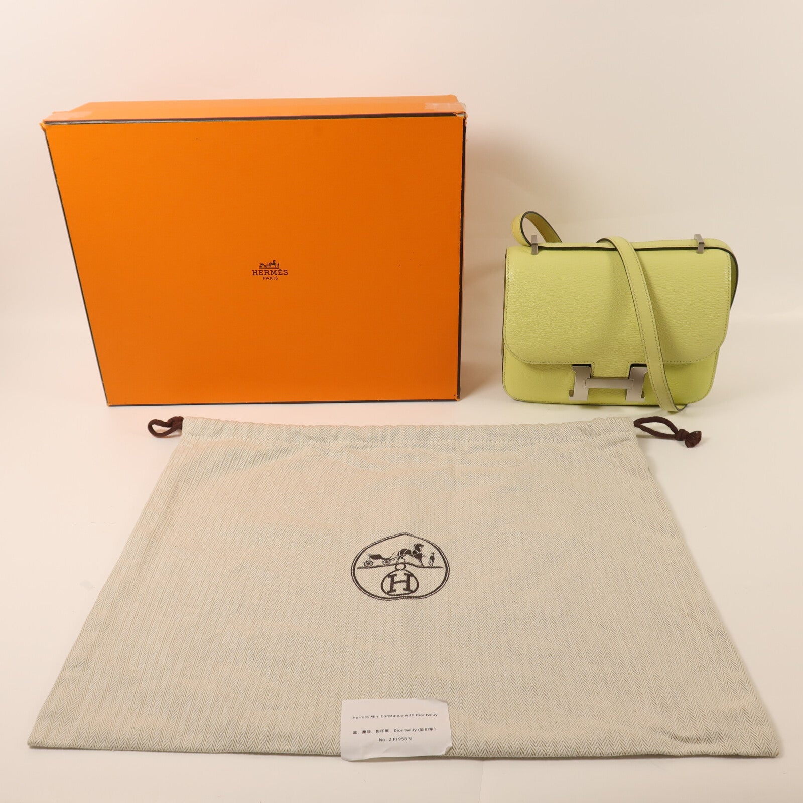 HERMES Chevre皮革Constance Mini銀扣肩背袋Jaune Bourgeon