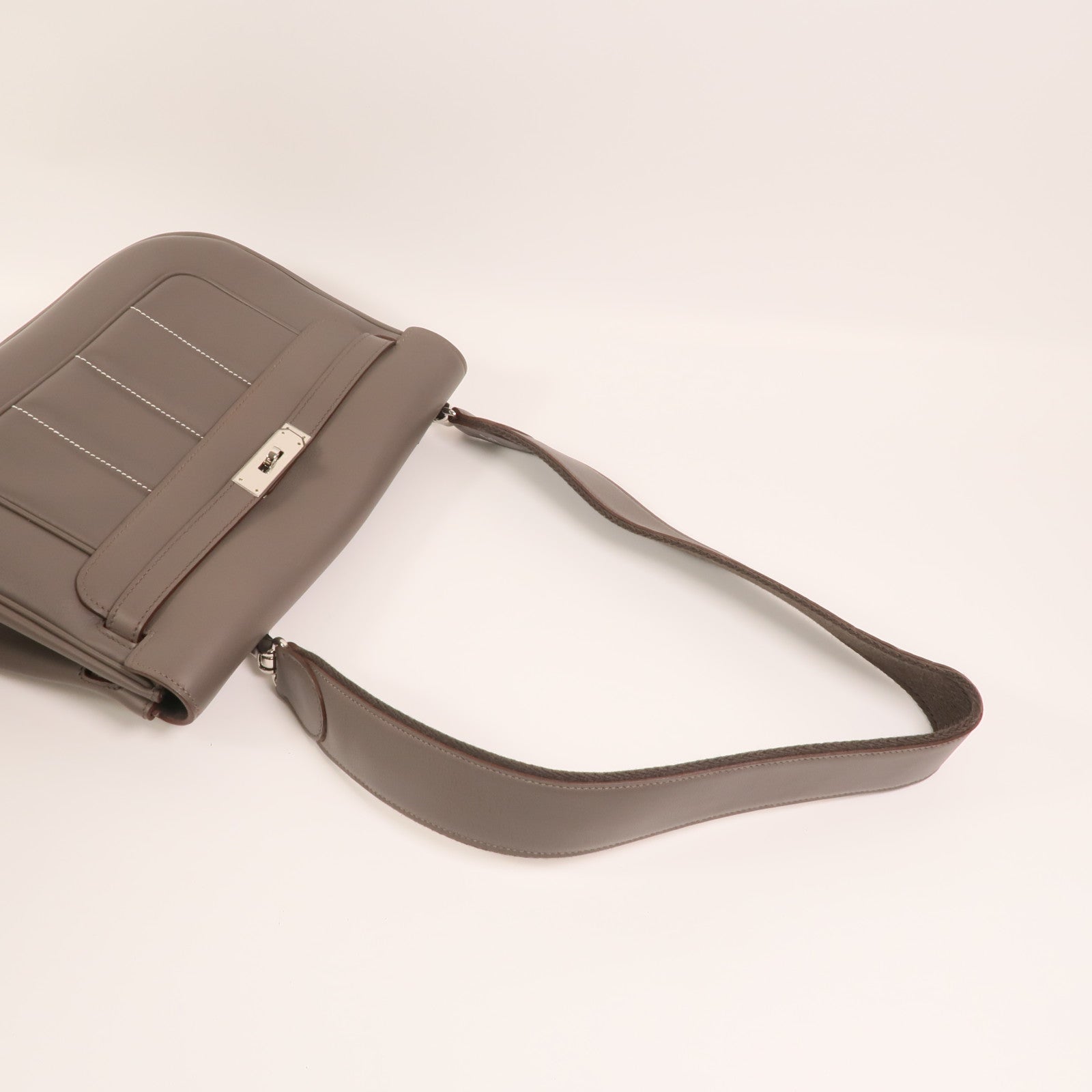 HERMES Swift皮革Berline 28銀扣肩背袋Etain