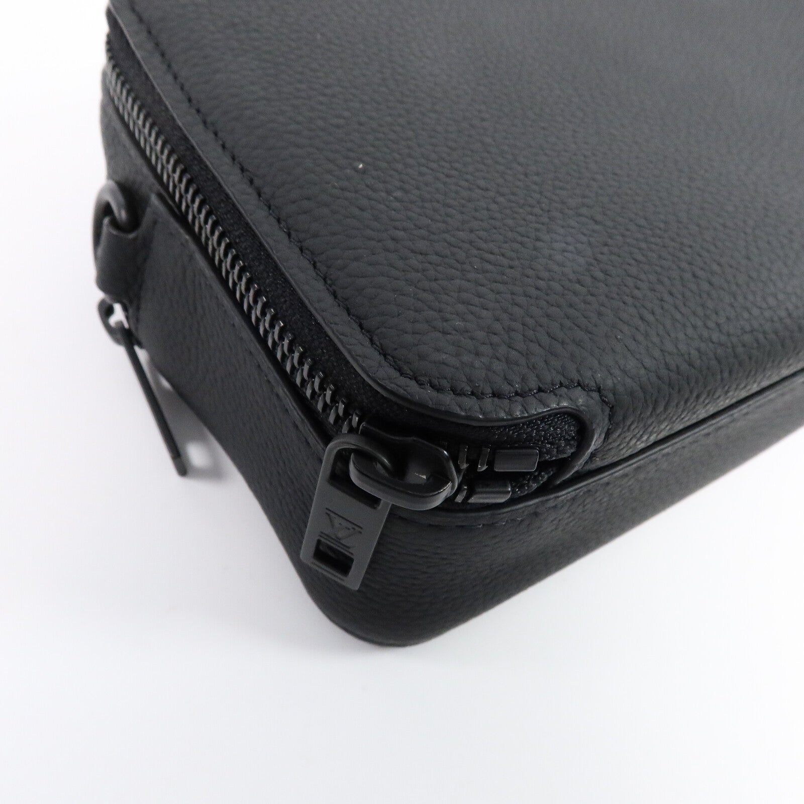 LOUIS VUITTON 牛皮皮革Alpha Wearable Wallet肩背袋
