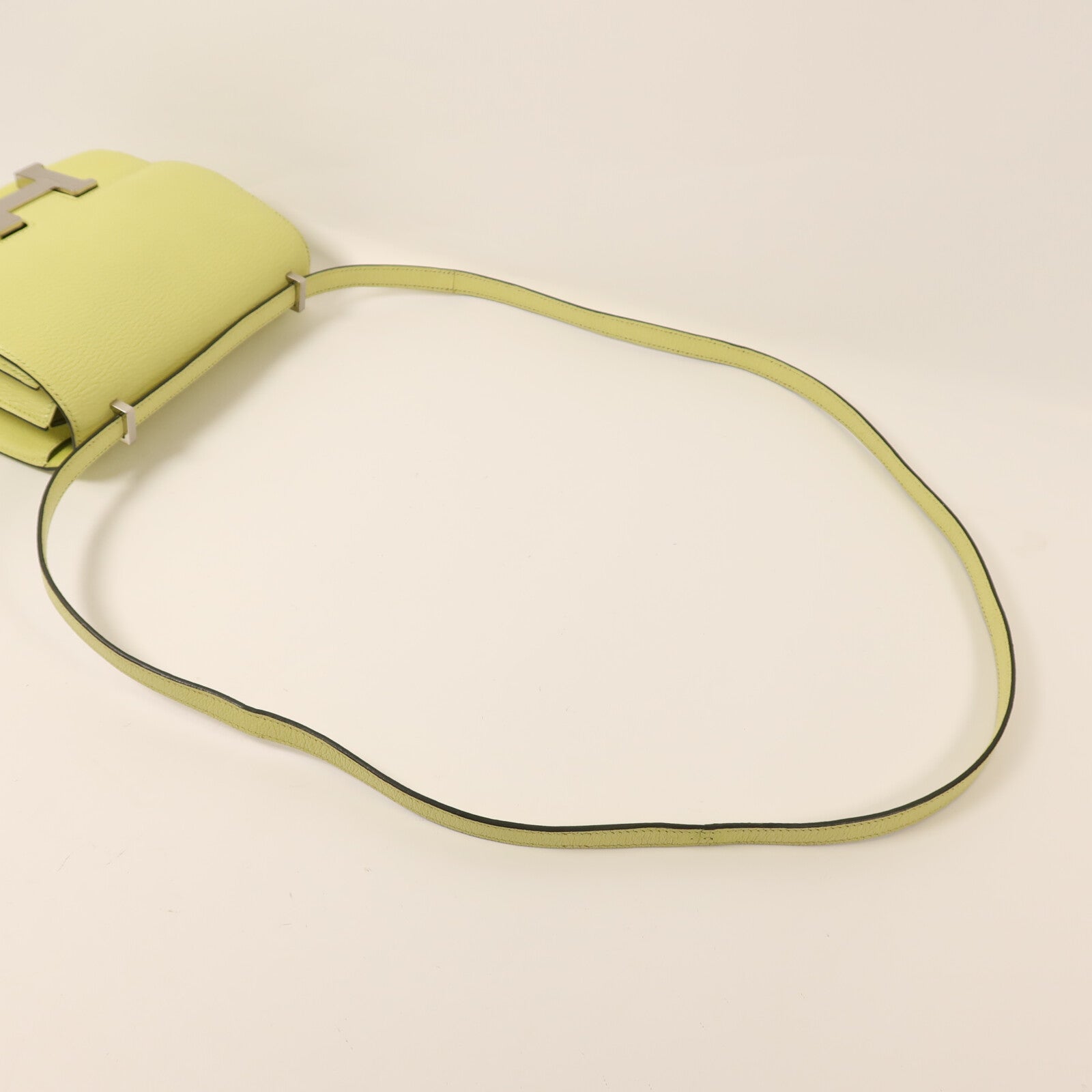 HERMES Chevre皮革Constance Mini銀扣肩背袋Jaune Bourgeon