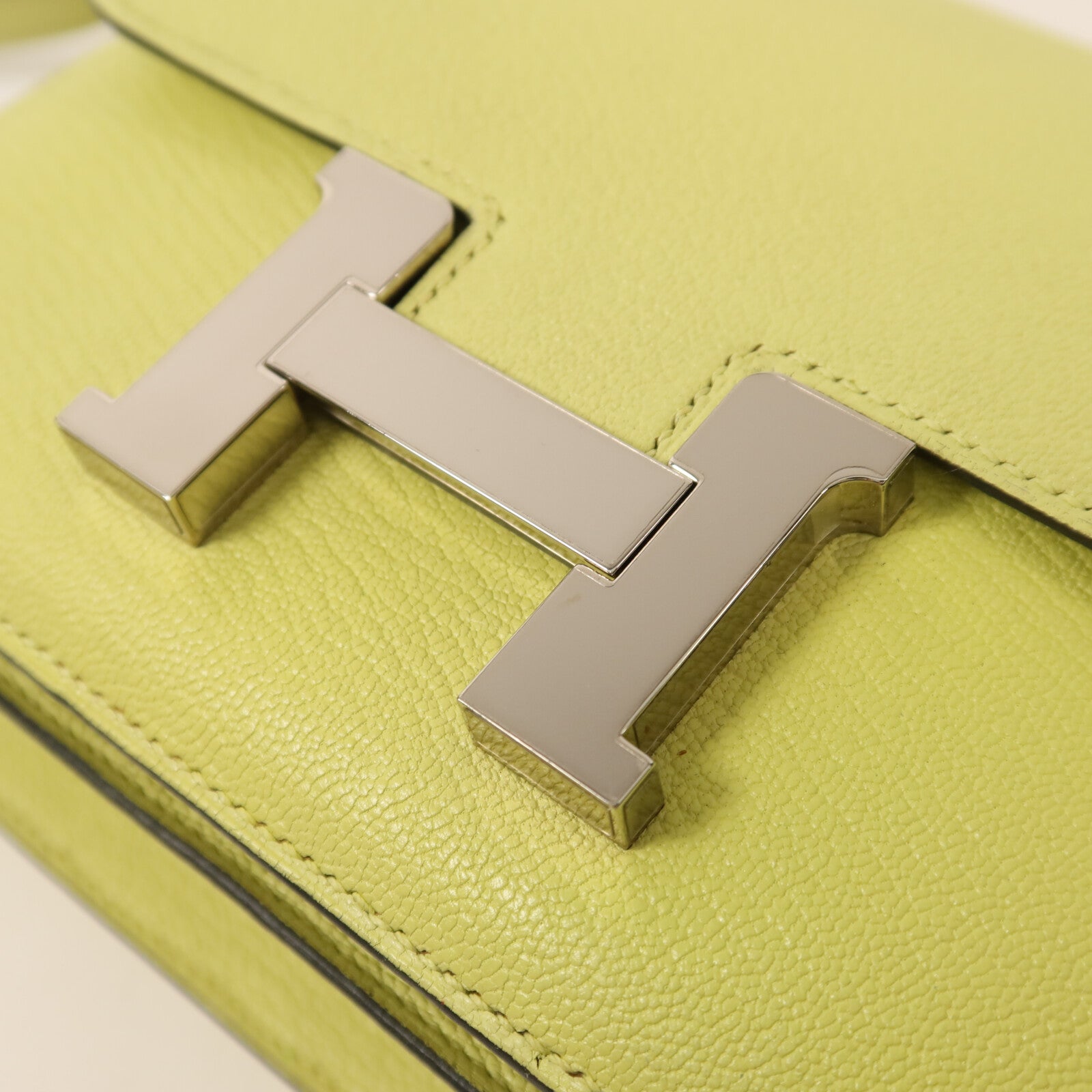 HERMES Chevre皮革Constance Mini銀扣肩背袋Jaune Bourgeon