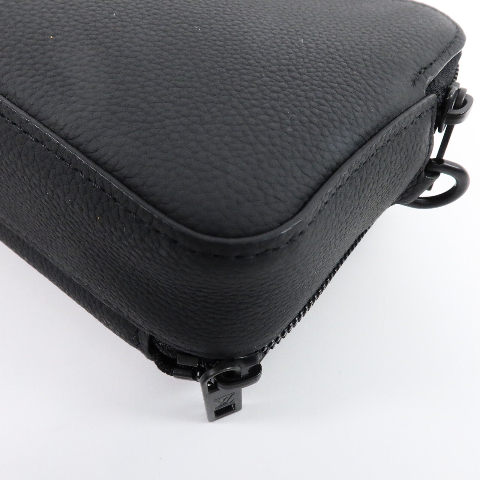 LOUIS VUITTON 牛皮皮革Alpha Wearable Wallet肩背袋