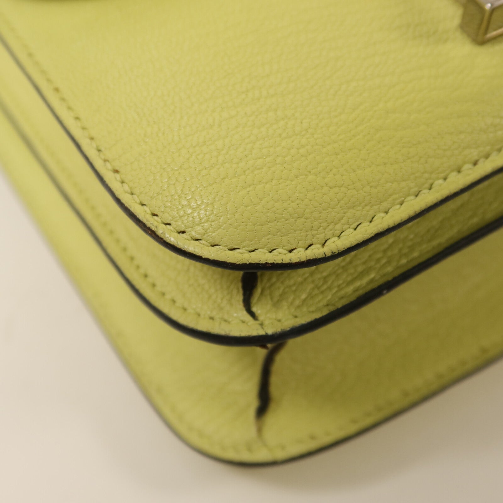 HERMES Chevre皮革Constance Mini銀扣肩背袋Jaune Bourgeon