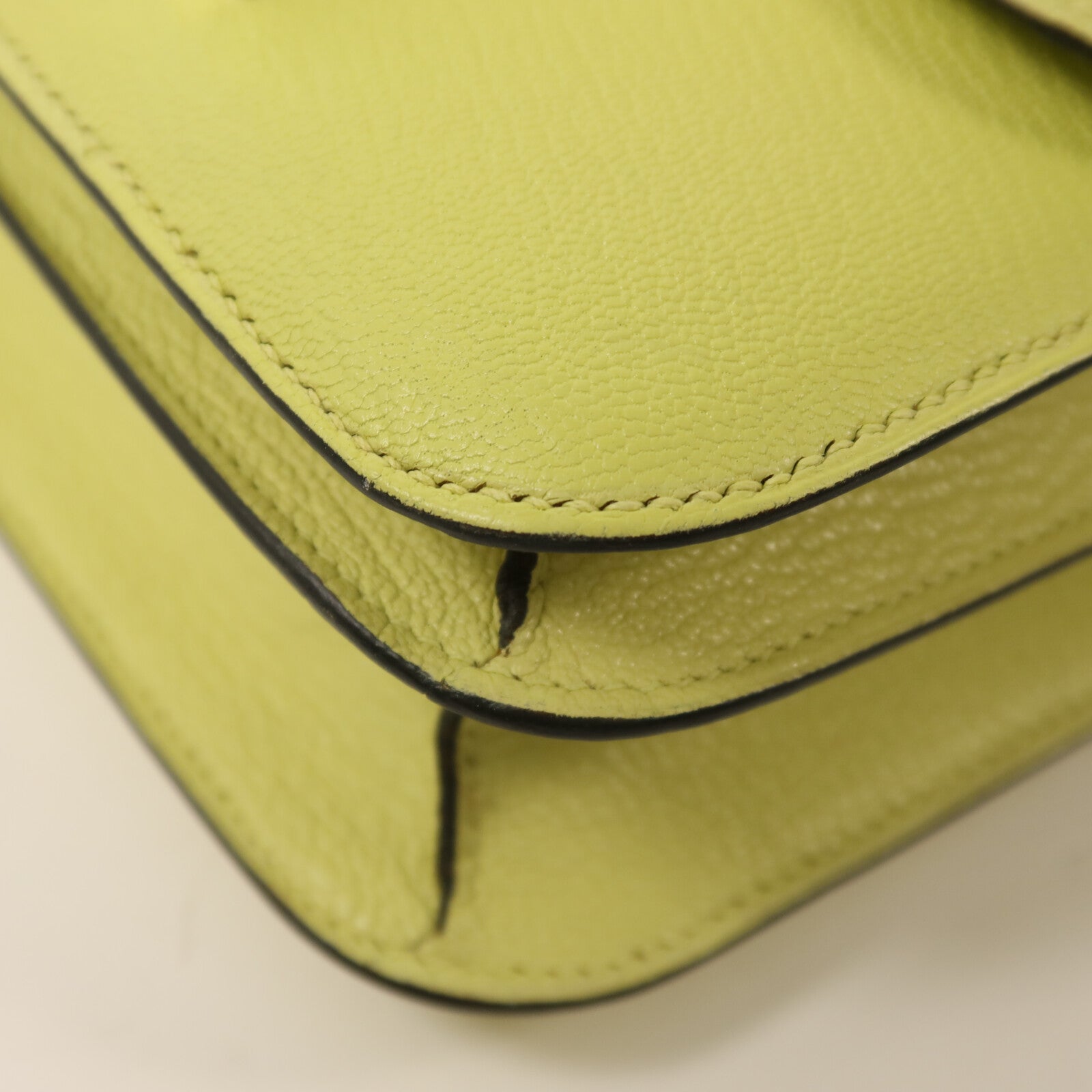 HERMES Chevre皮革Constance Mini銀扣肩背袋Jaune Bourgeon