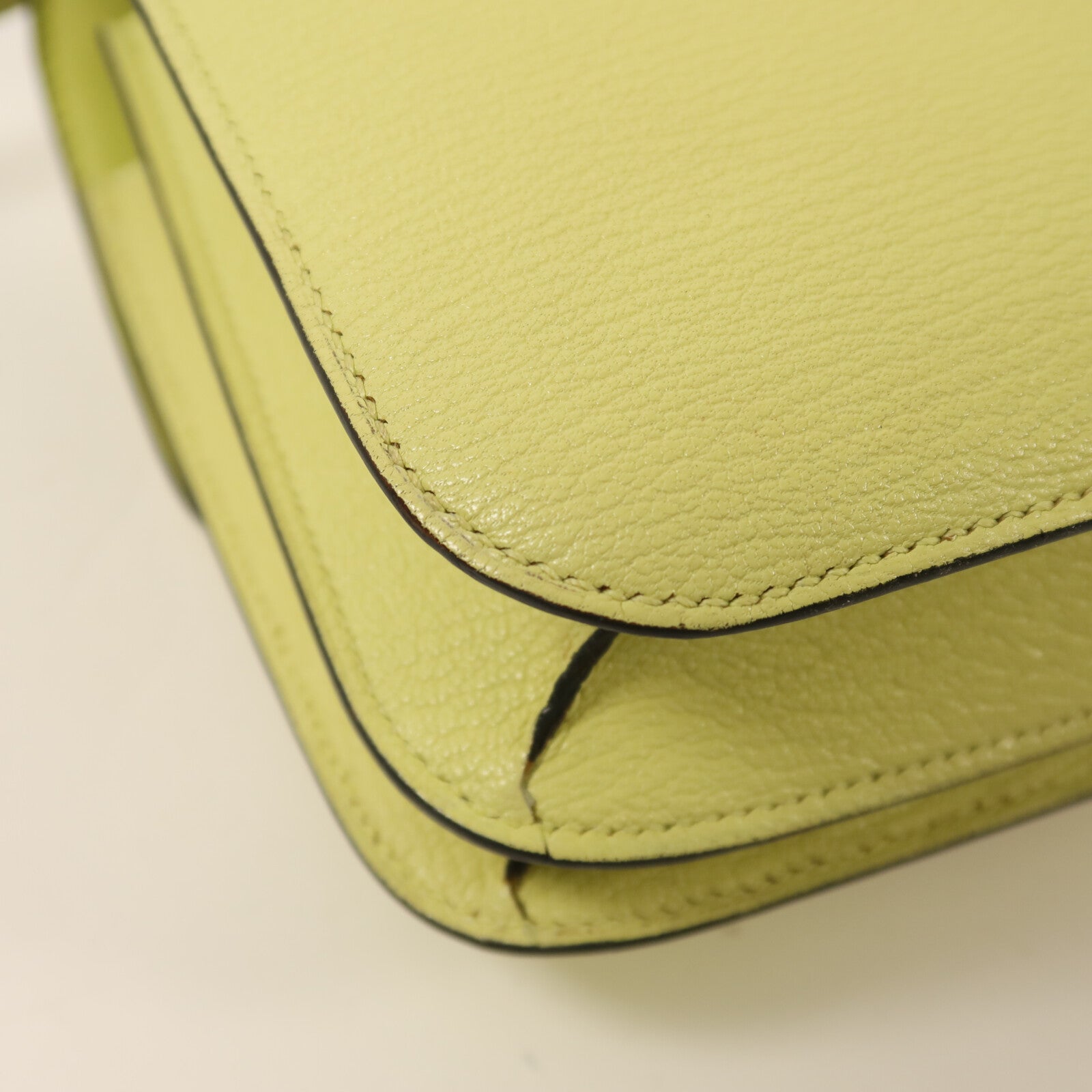 HERMES Chevre皮革Constance Mini銀扣肩背袋Jaune Bourgeon
