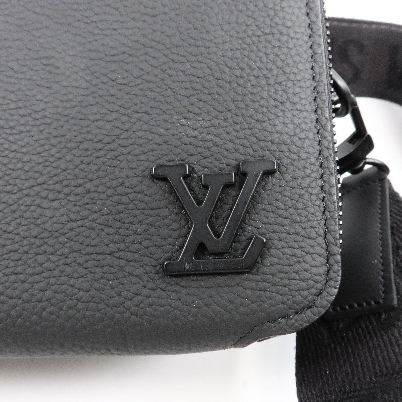 LOUIS VUITTON 牛皮皮革Alpha Wearable Wallet肩背袋