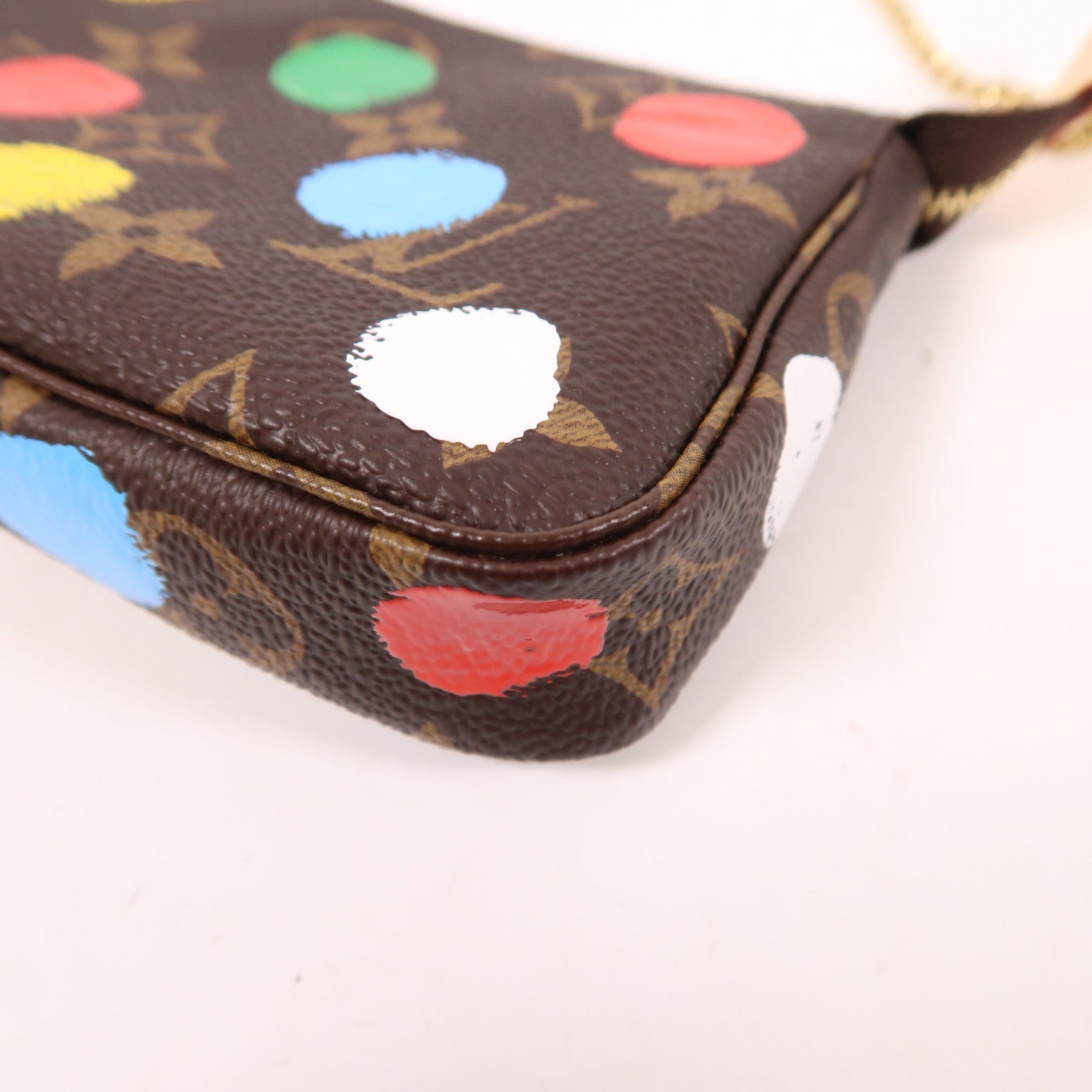 LOUIS VUITTON 塗層帆布Pochette Accessoires LV X YK金扣手挽袋