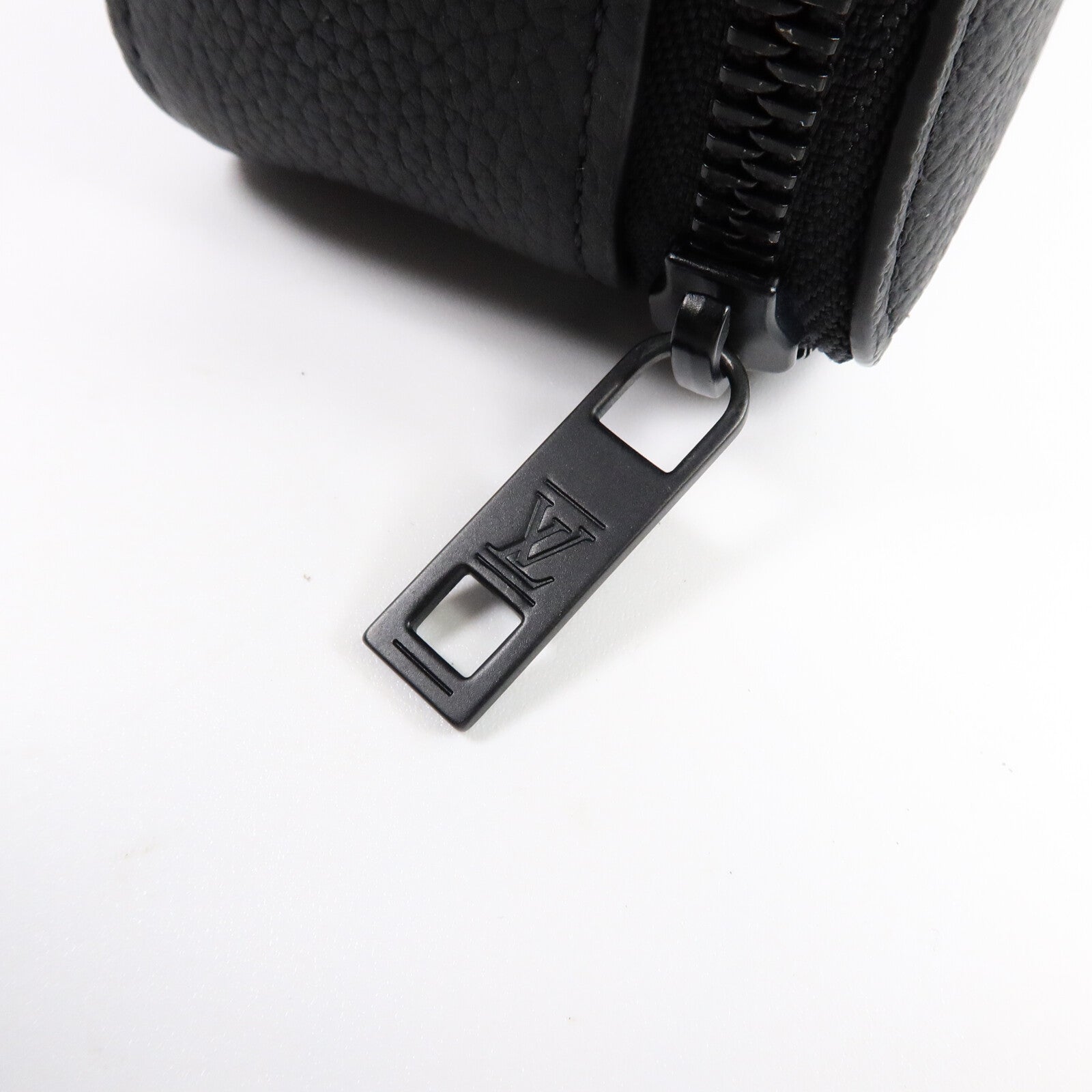 LOUIS VUITTON 牛皮皮革Alpha Wearable Wallet肩背袋