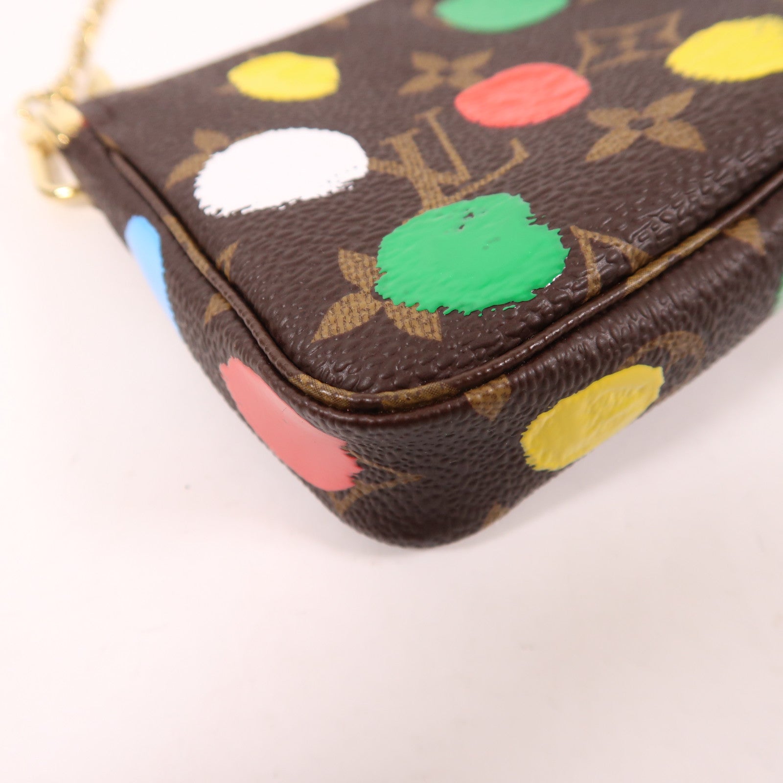 LOUIS VUITTON 塗層帆布Pochette Accessoires LV X YK金扣手挽袋