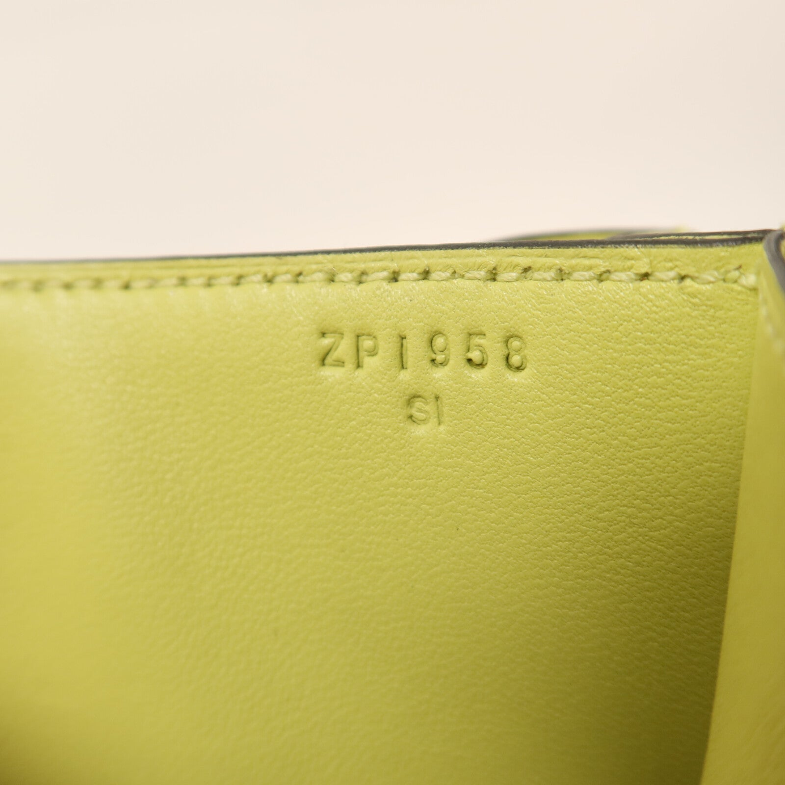 HERMES Chevre皮革Constance Mini銀扣肩背袋Jaune Bourgeon