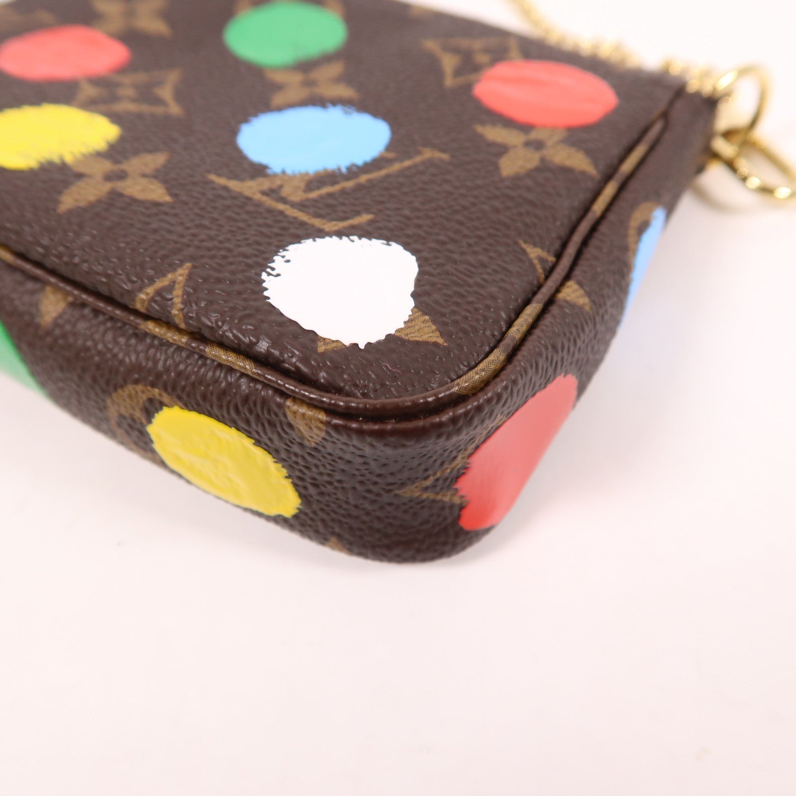 LOUIS VUITTON 塗層帆布Pochette Accessoires LV X YK金扣手挽袋