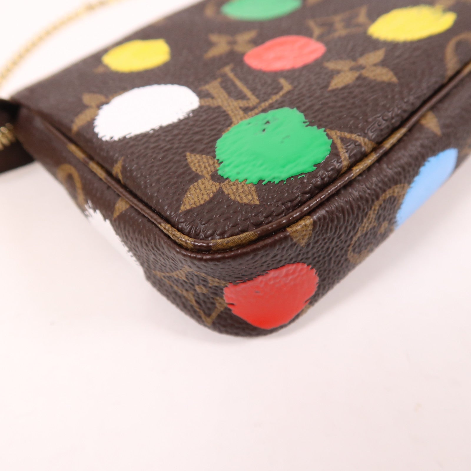 LOUIS VUITTON 塗層帆布Pochette Accessoires LV X YK金扣手挽袋