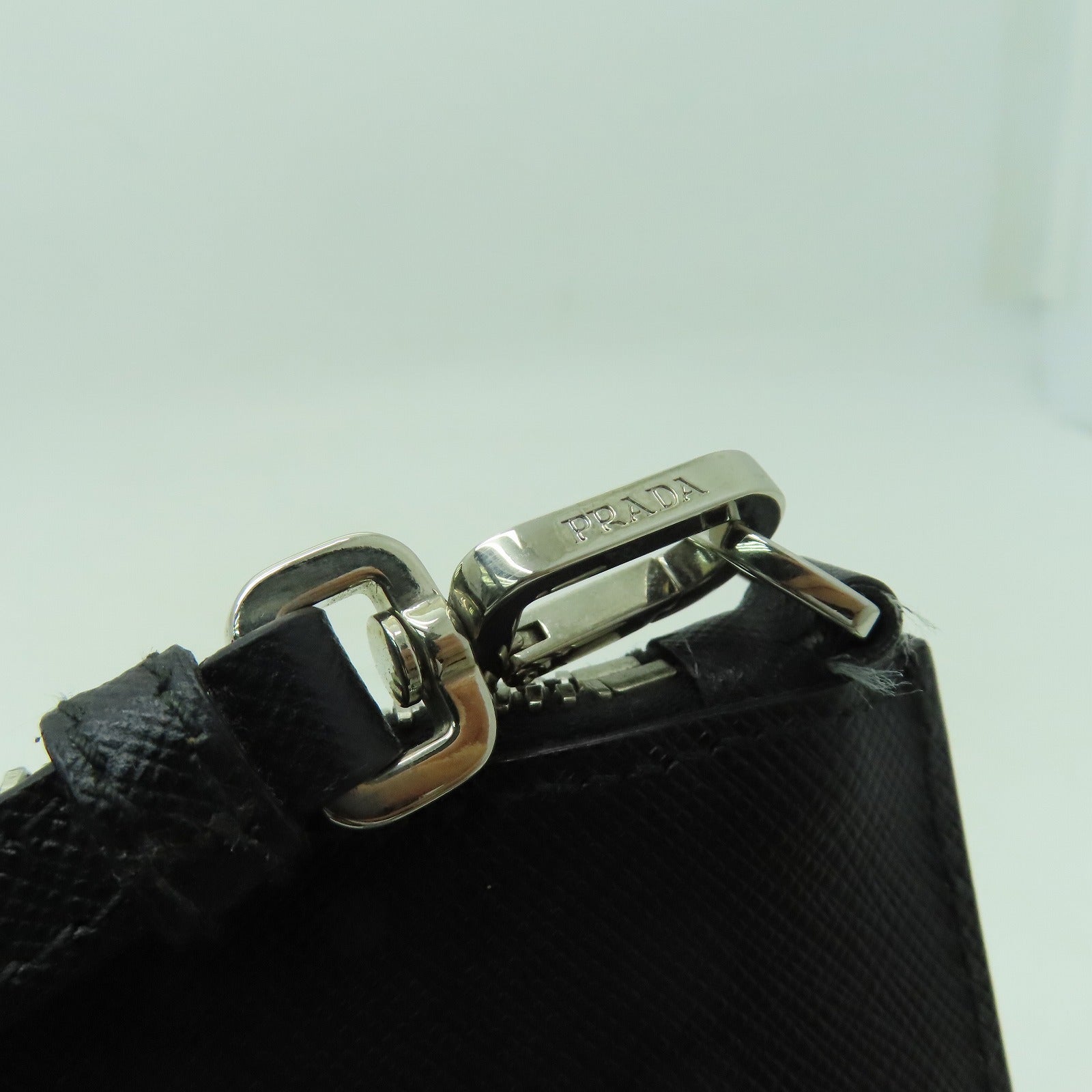 PRADA Saffiano皮革Clutch Bag銀扣手拿包黑色