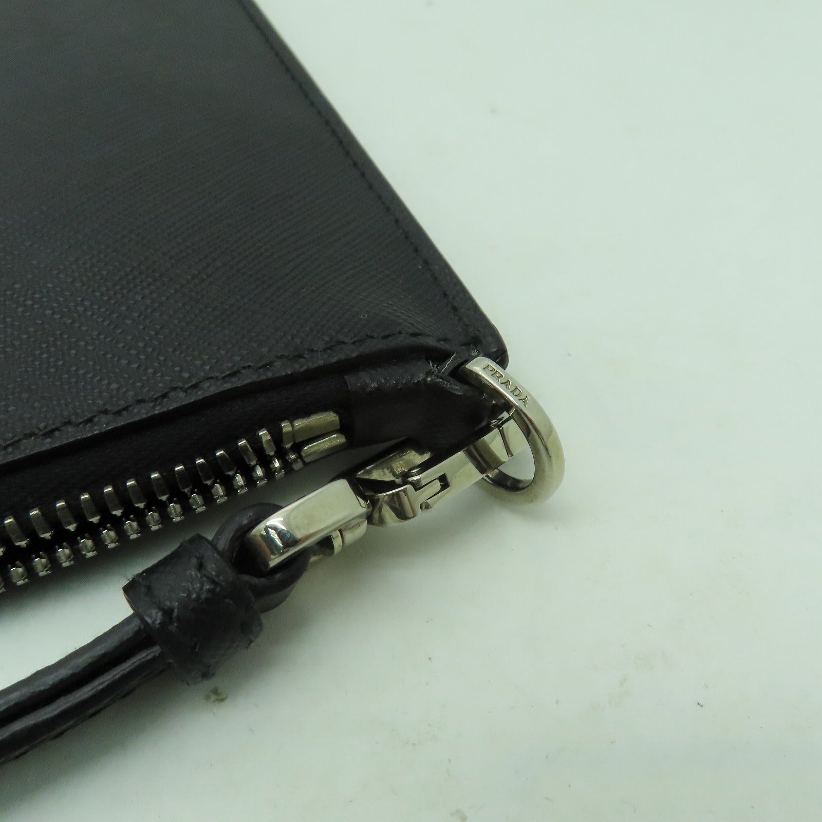 PRADA Saffiano皮革Clutch Bag銀扣手拿包黑色