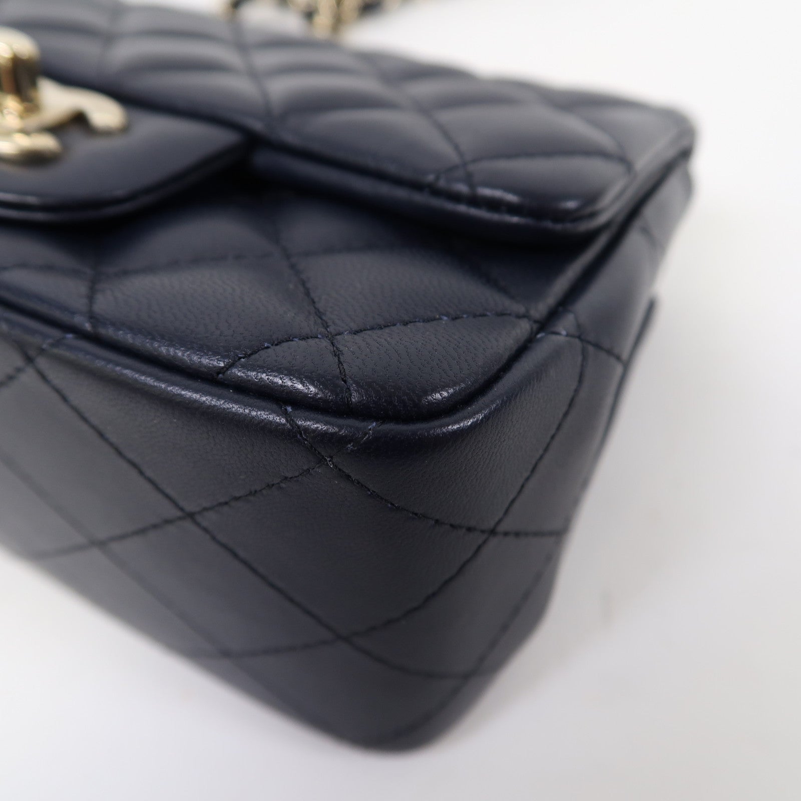 CHANEL 菱格羊皮皮革Mini 17cm金扣鏈帶肩背袋深藍色