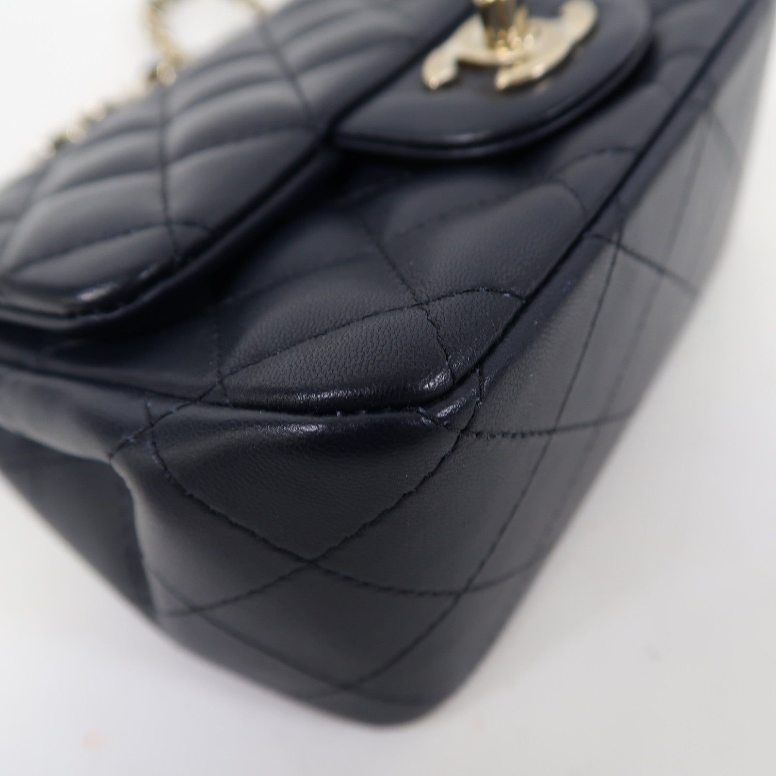 CHANEL 菱格羊皮皮革Mini 17cm金扣鏈帶肩背袋深藍色