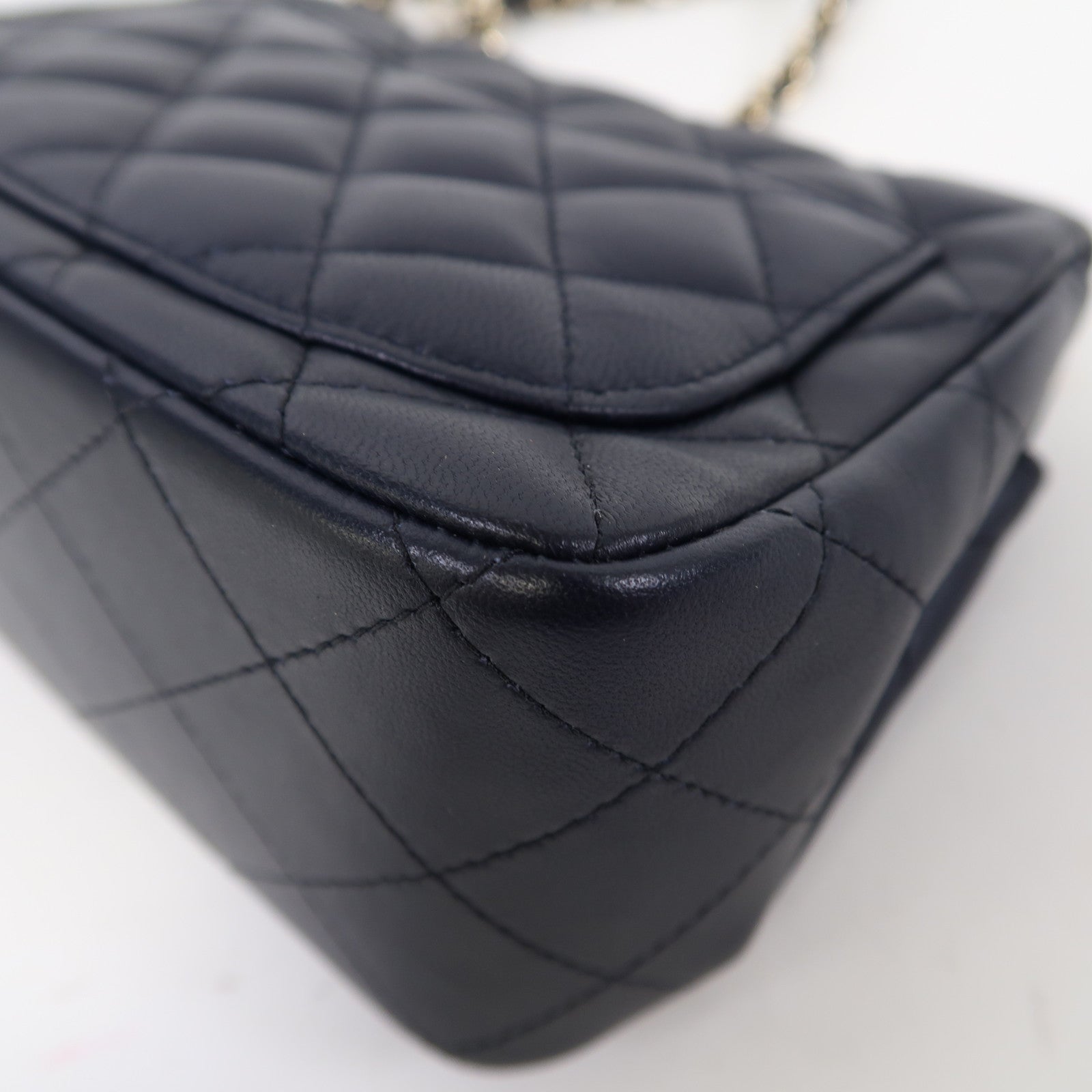 CHANEL 菱格羊皮皮革Mini 17cm金扣鏈帶肩背袋深藍色
