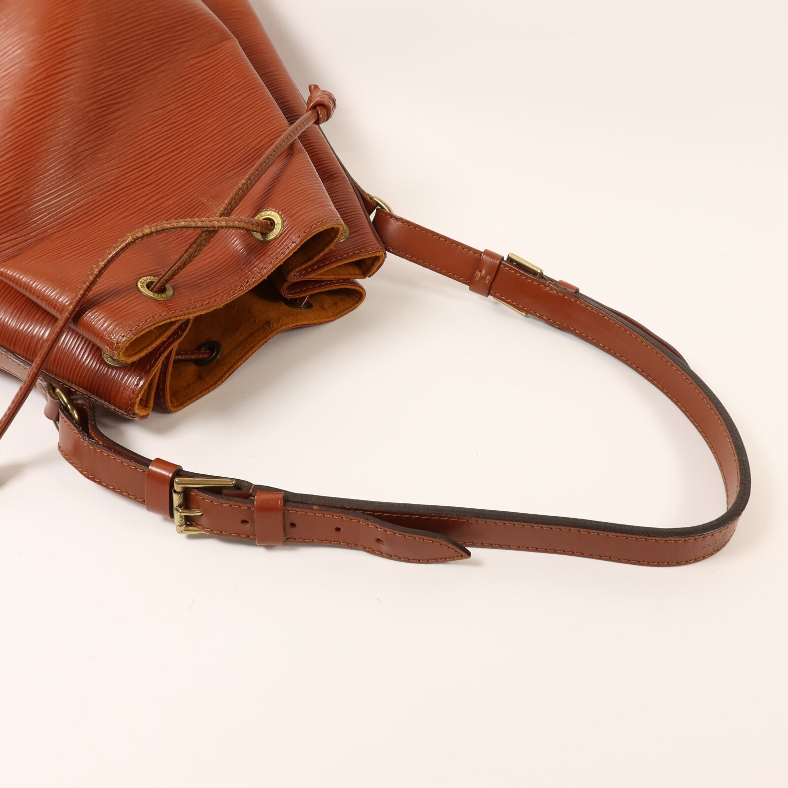 LOUIS VUITTON Epi Petit Noe金扣肩背袋