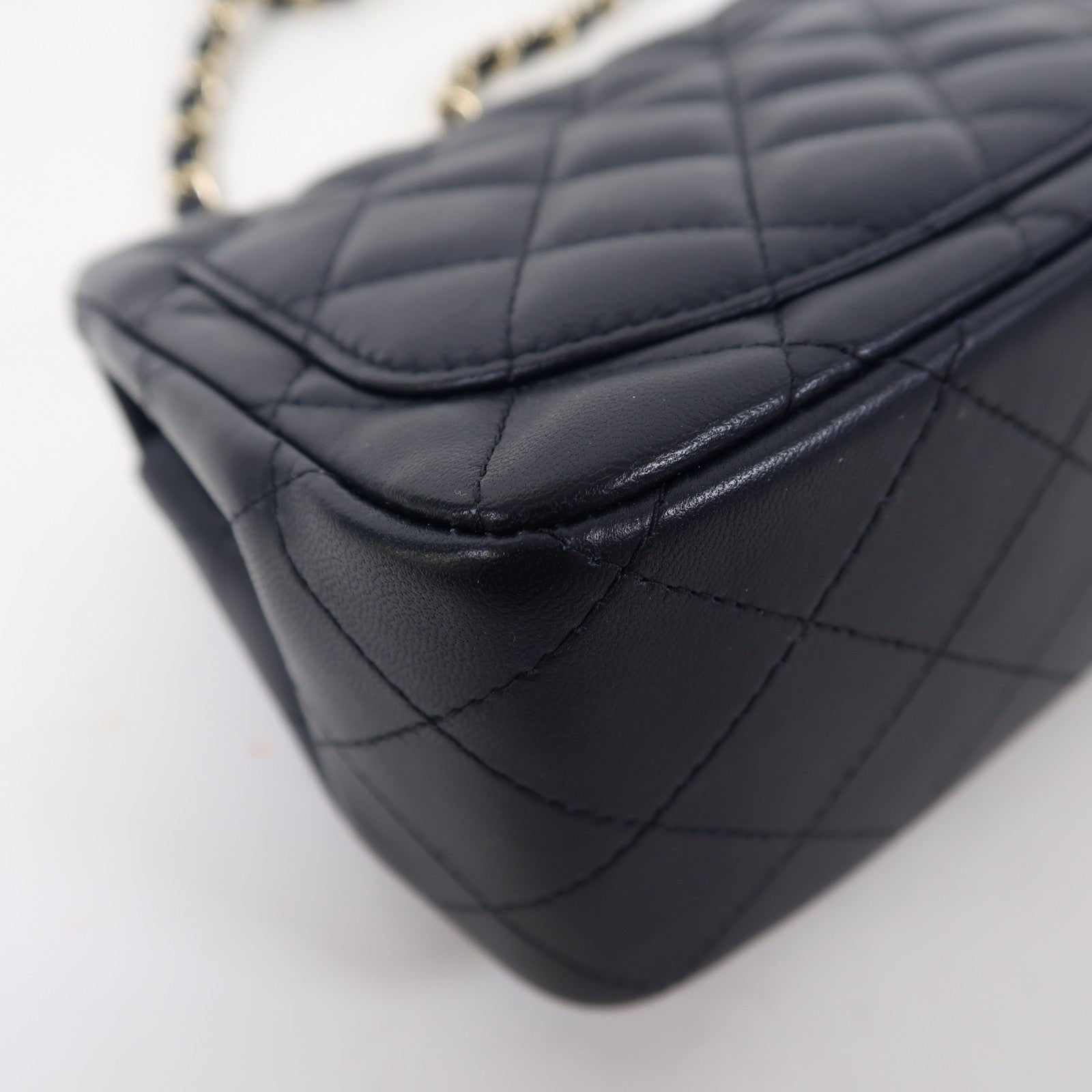 CHANEL 菱格羊皮皮革Mini 17cm金扣鏈帶肩背袋深藍色
