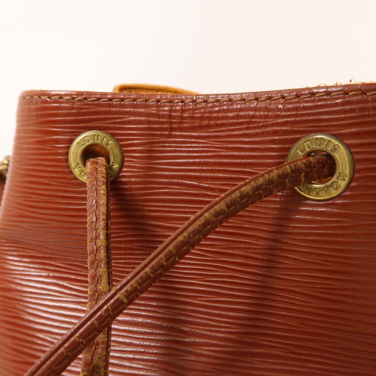 LOUIS VUITTON Epi Petit Noe金扣肩背袋