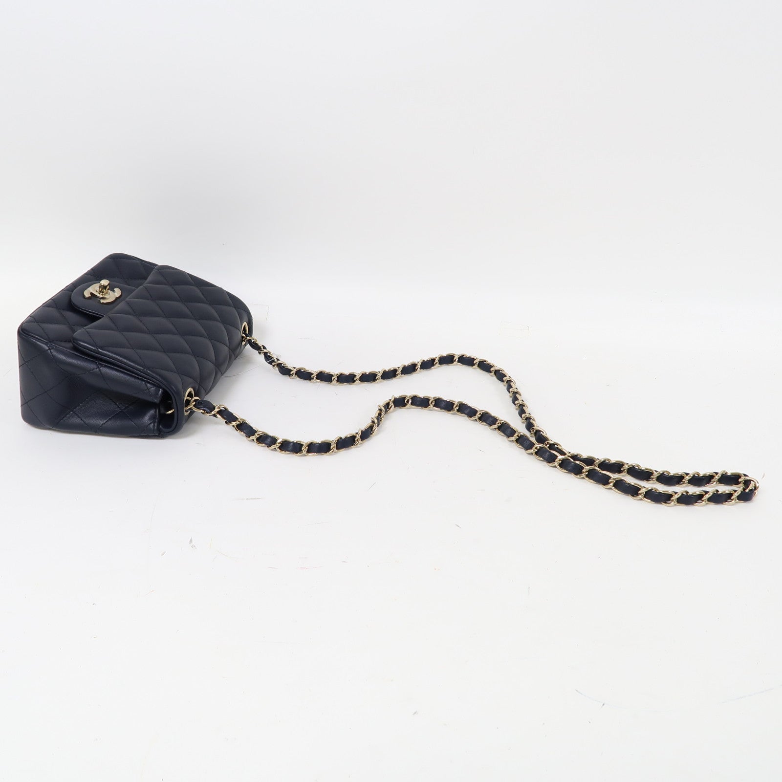 CHANEL 菱格羊皮皮革Mini 17cm金扣鏈帶肩背袋深藍色