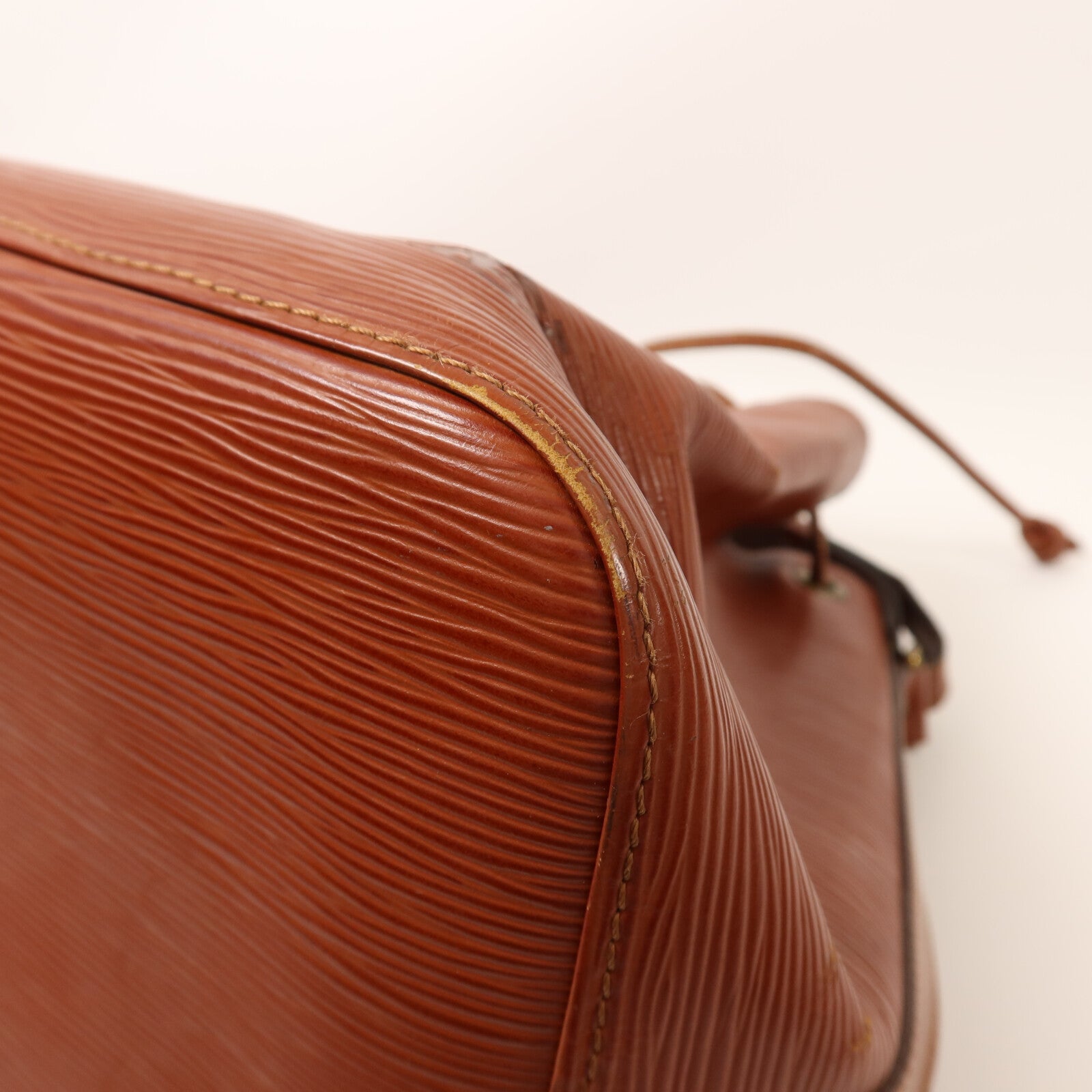 LOUIS VUITTON Epi Petit Noe金扣肩背袋