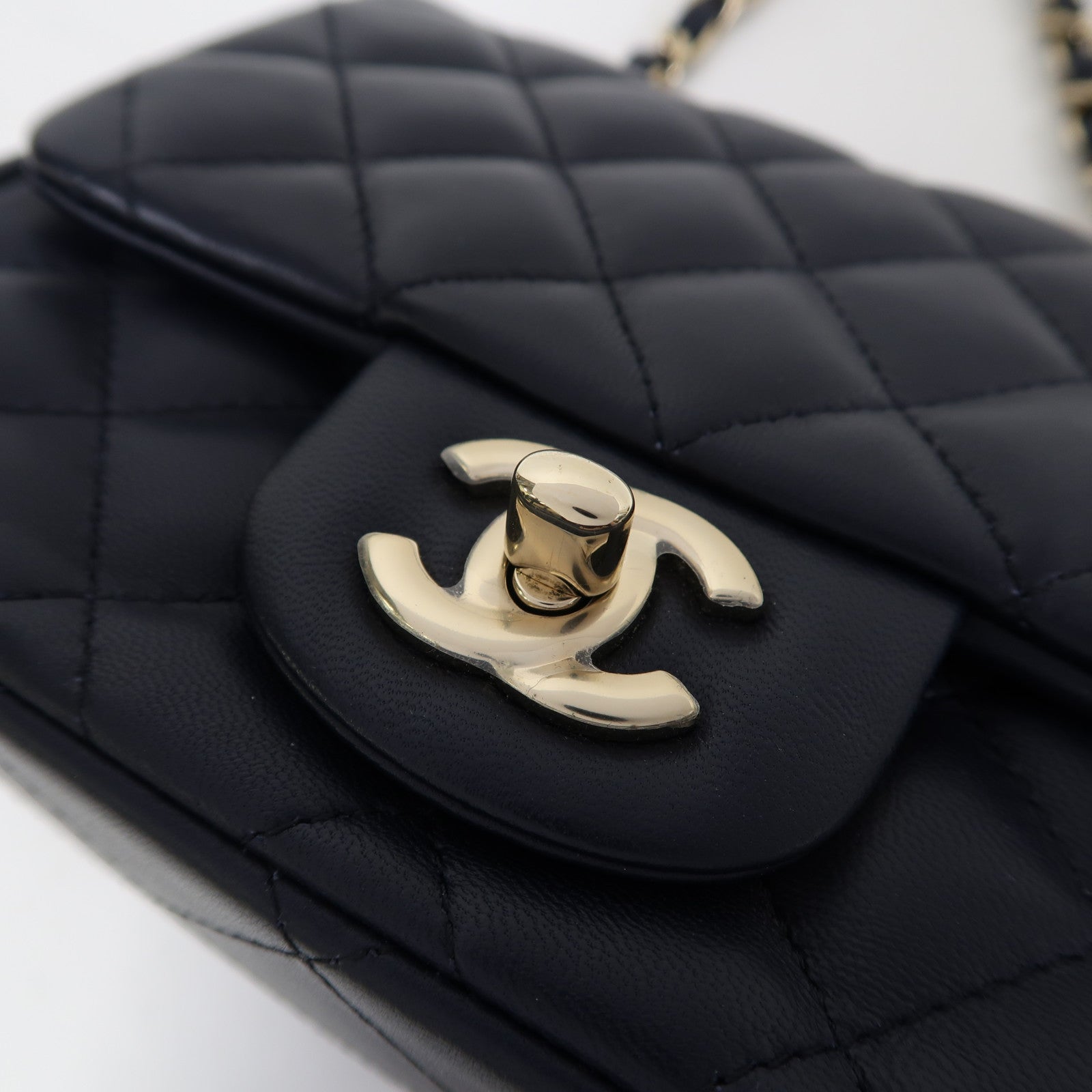CHANEL 菱格羊皮皮革Mini 17cm金扣鏈帶肩背袋深藍色