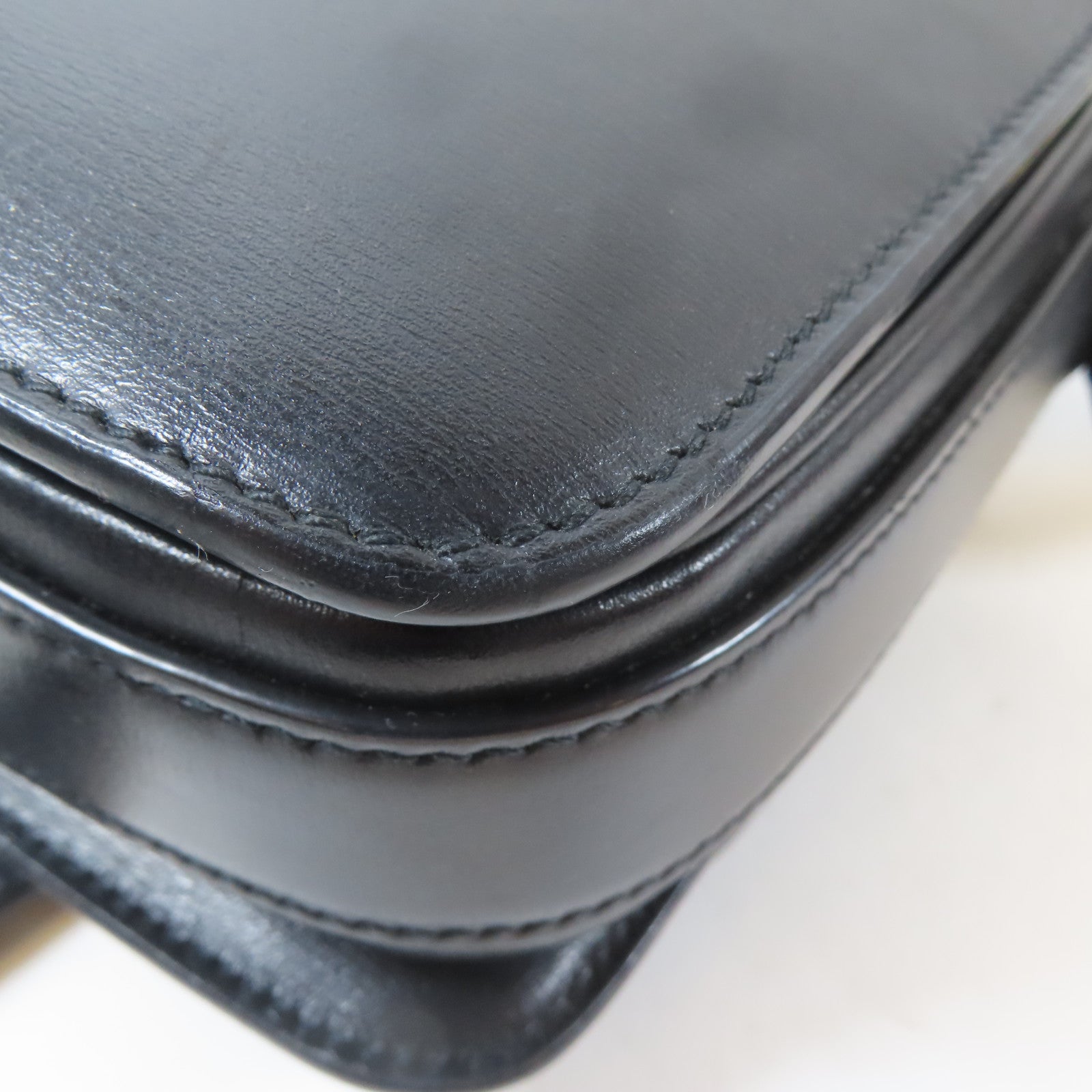 YVES SAINT LAURENT 牛皮皮革Shoulder Bag金扣肩背袋黑色